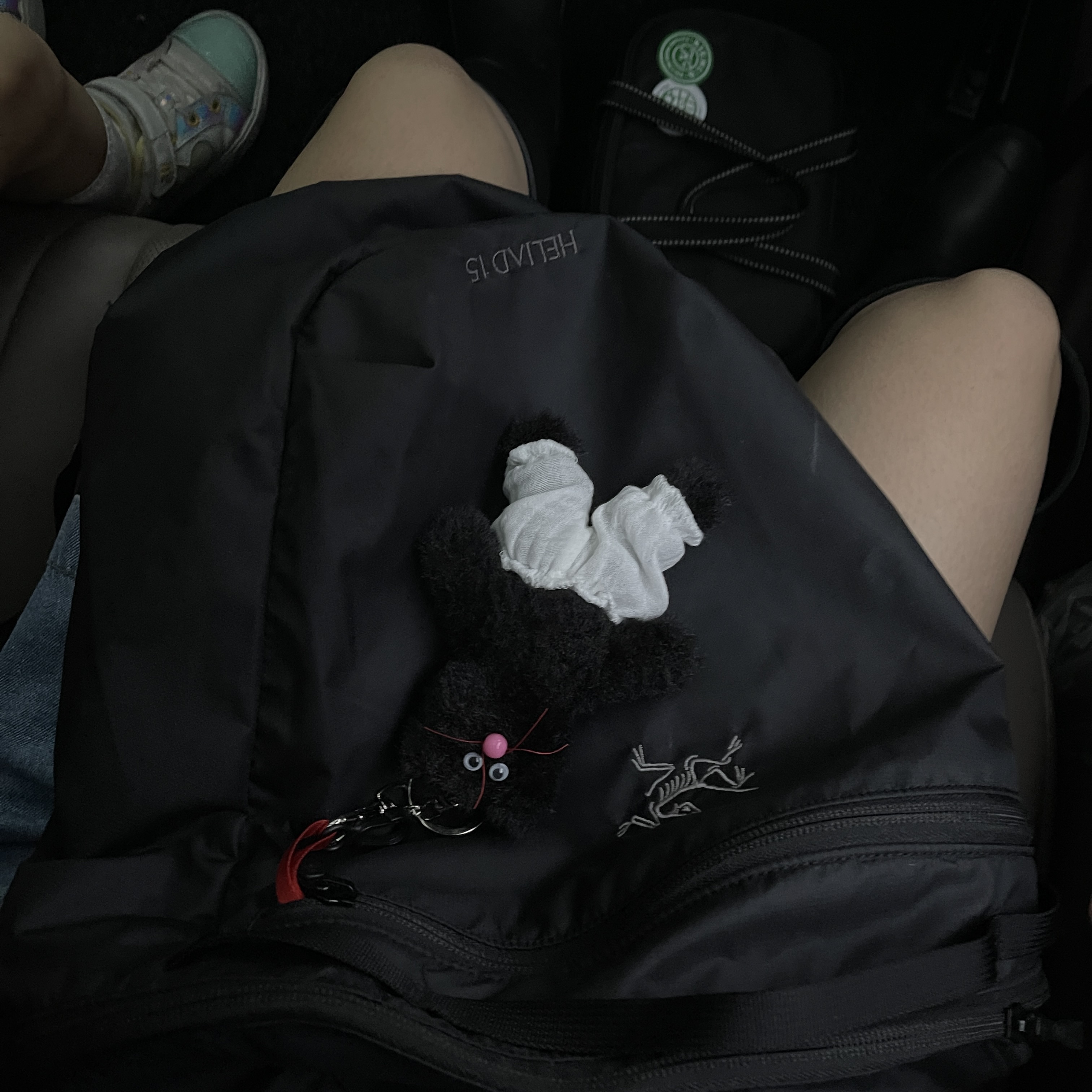 [KREAM 단독] Monamhee Beulpingi Keyring with White Pants Black 착용 스타일