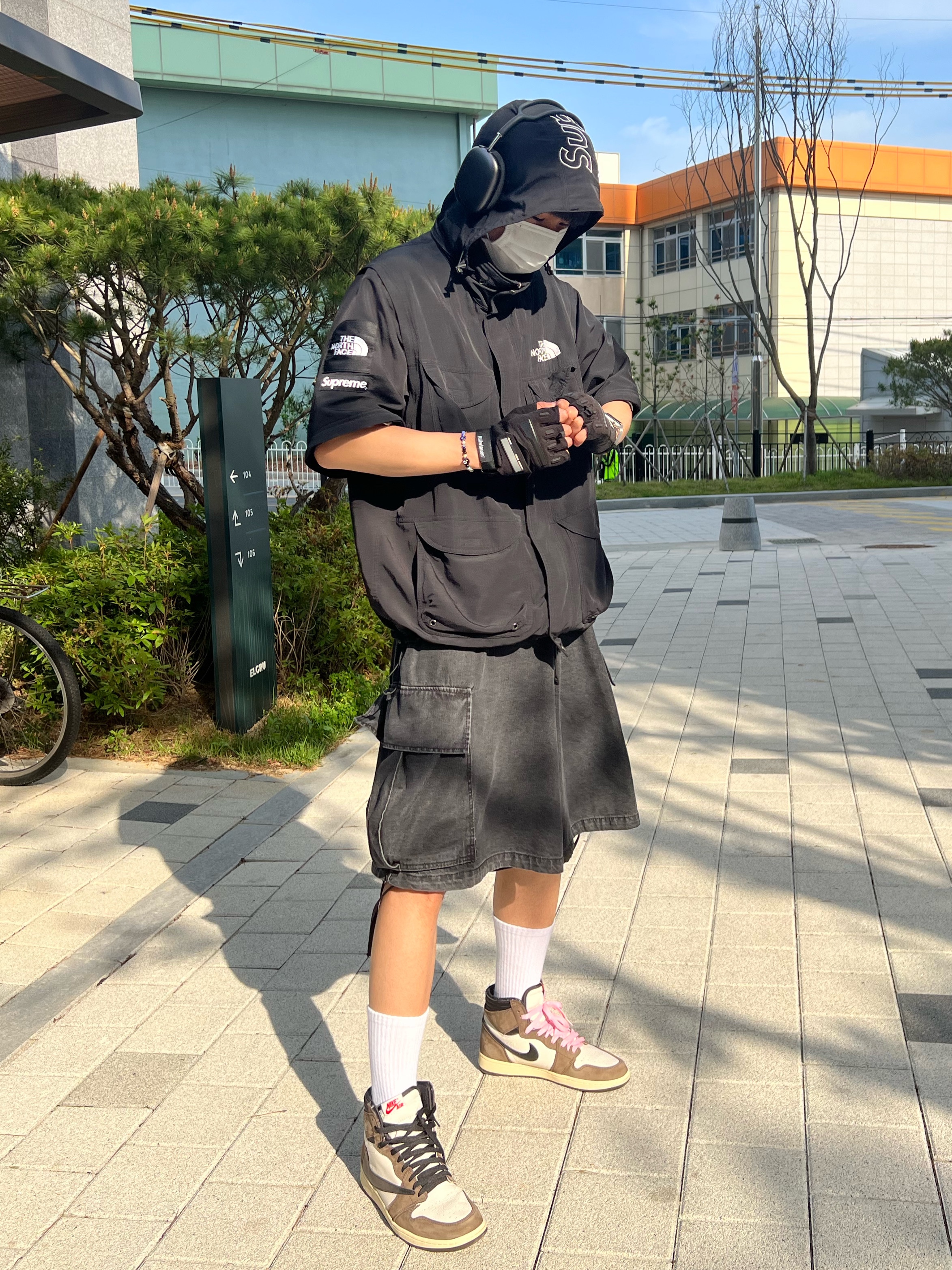 Apple AirPods Max Lightning Space Gray (Korean Ver.), Supreme x The North Face Trekking Convertible Jacket Black - 22SS 착용 스타일