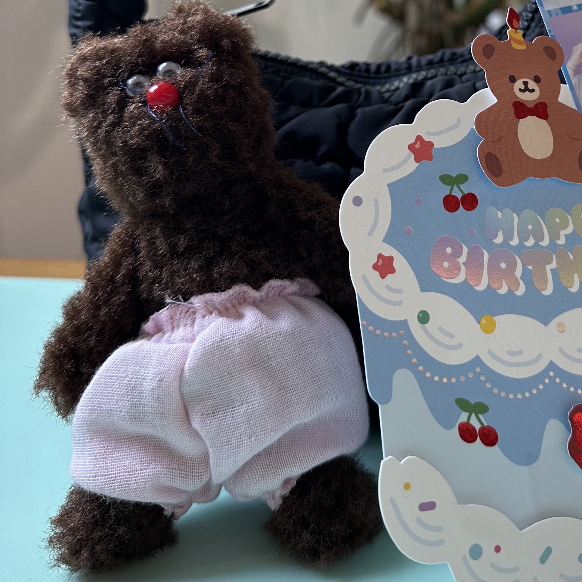 Monamhee Bred Keyring with Pink Pants Brown, COS Quilted Mini Bag Black 착용 스타일