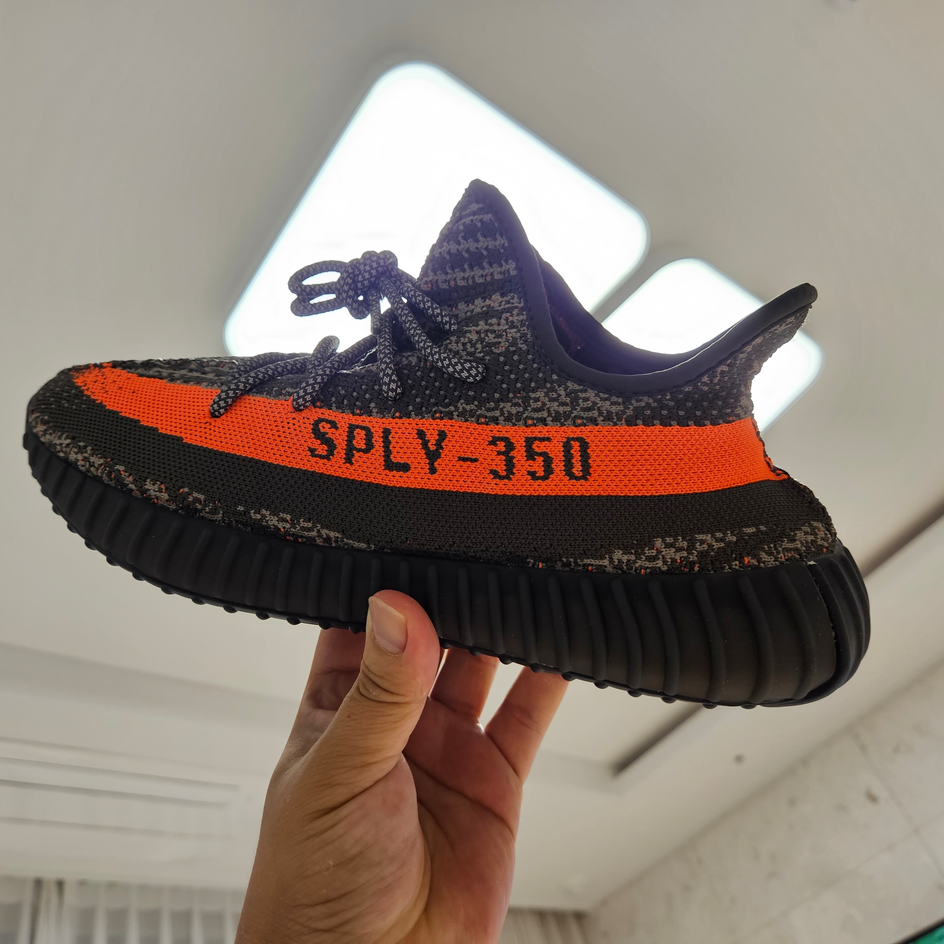 Adidas Yeezy Boost 350 V2 Carbon Beluga 착용 스타일