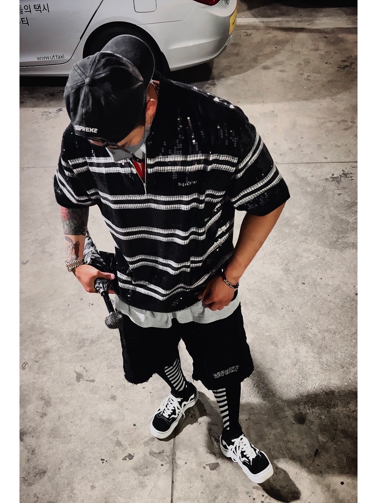 Supreme Pigment Canvas S Logo 6-Panel Black - 23SS, Supreme Sequin Stripe Zip Polo Black - 23SS 착용 스타일 - 1