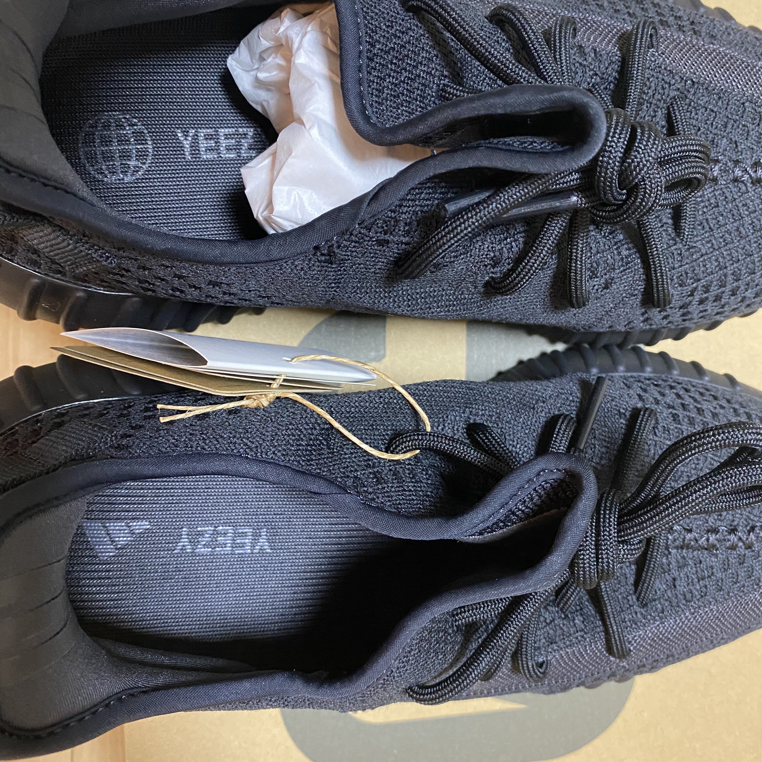 Adidas Yeezy Boost 350 V2 Onyx 착용 스타일 - 3