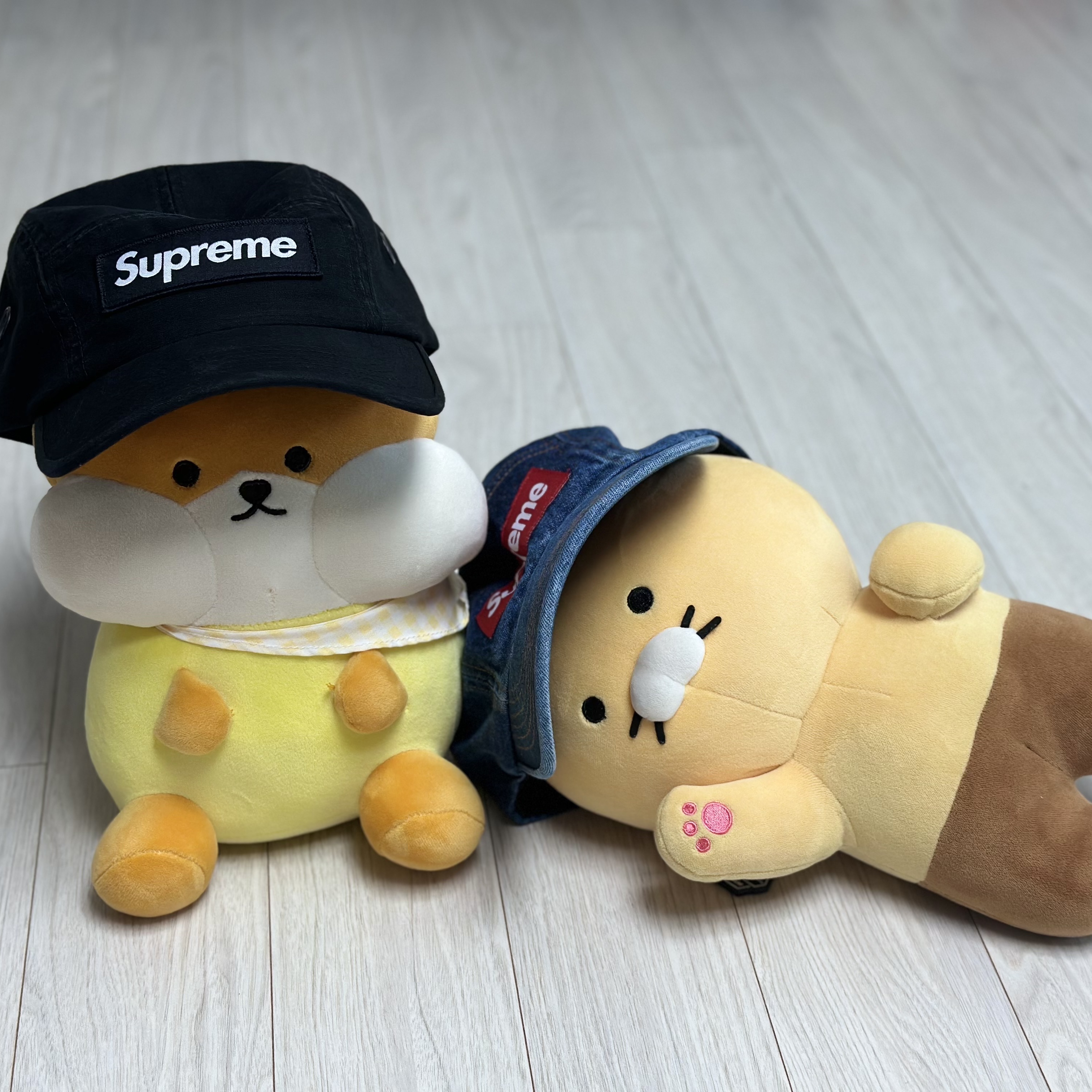 Supreme Washed Chino Twill Camp Cap Denim - 22FW, Supreme Military Camp Cap Black - 22FW 착용 스타일 - 1