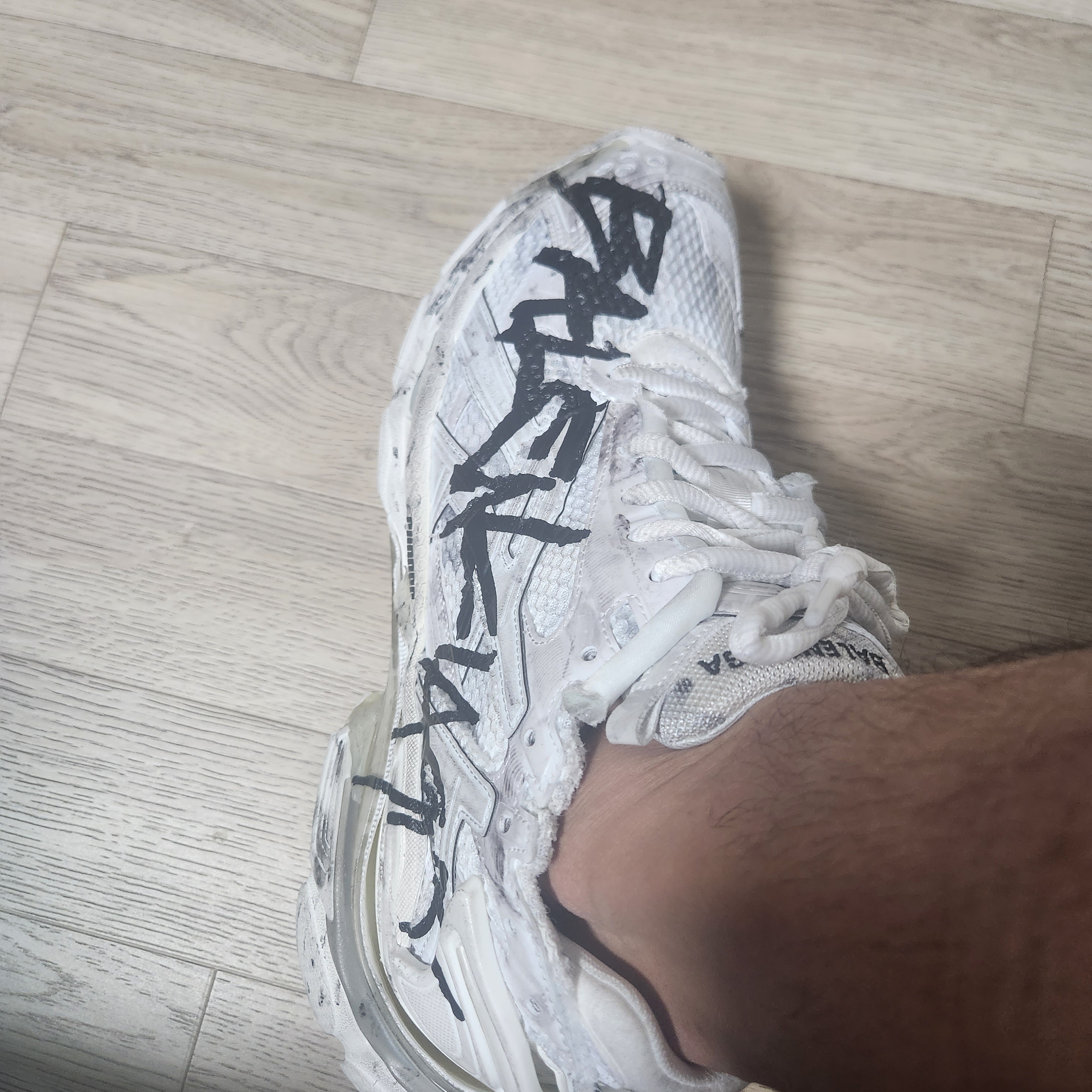 Balenciaga Runner Graffiti Sneakers White 착용 스타일