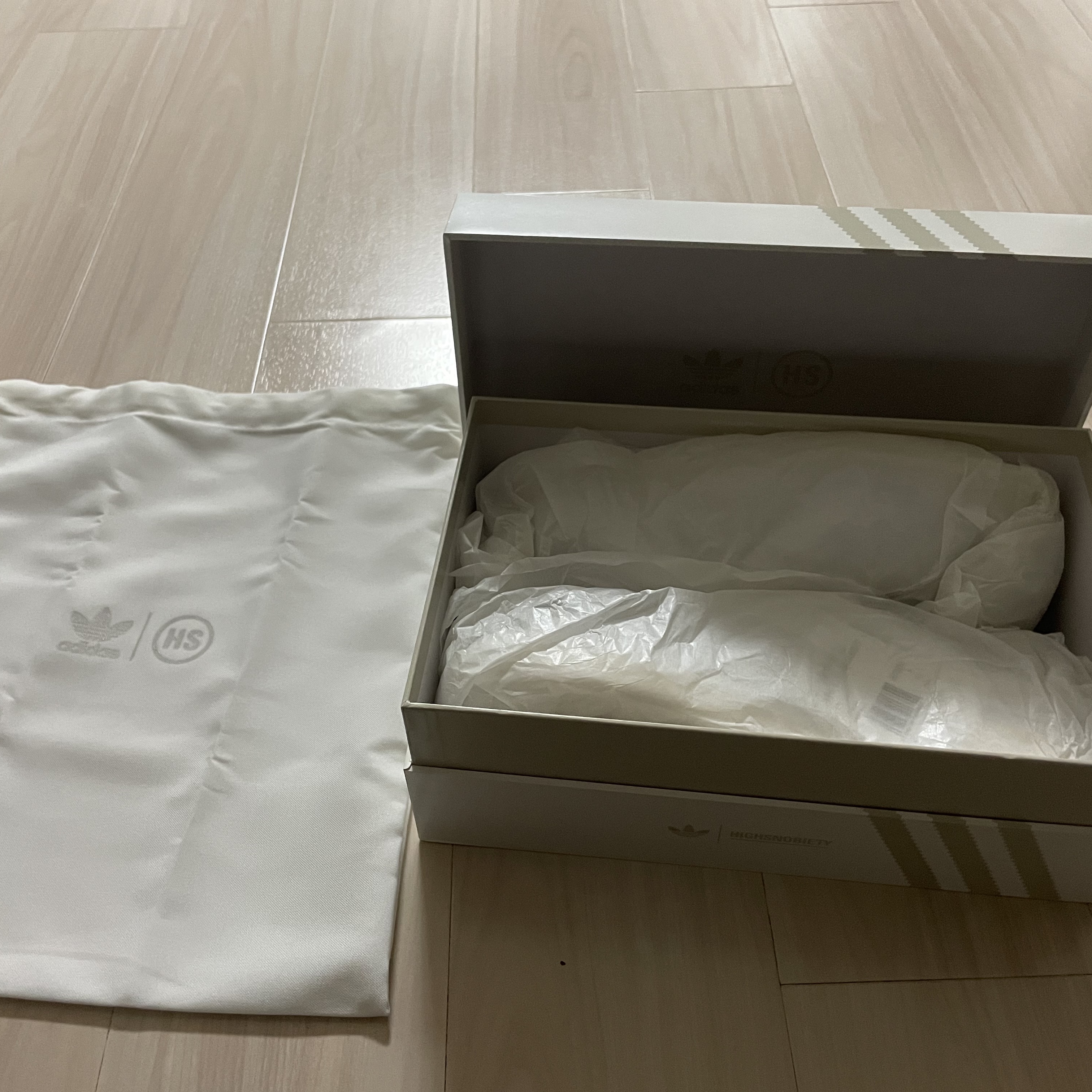 Adidas x Highsnobiety Stan Smith Cloud White 착용 스타일 - 3