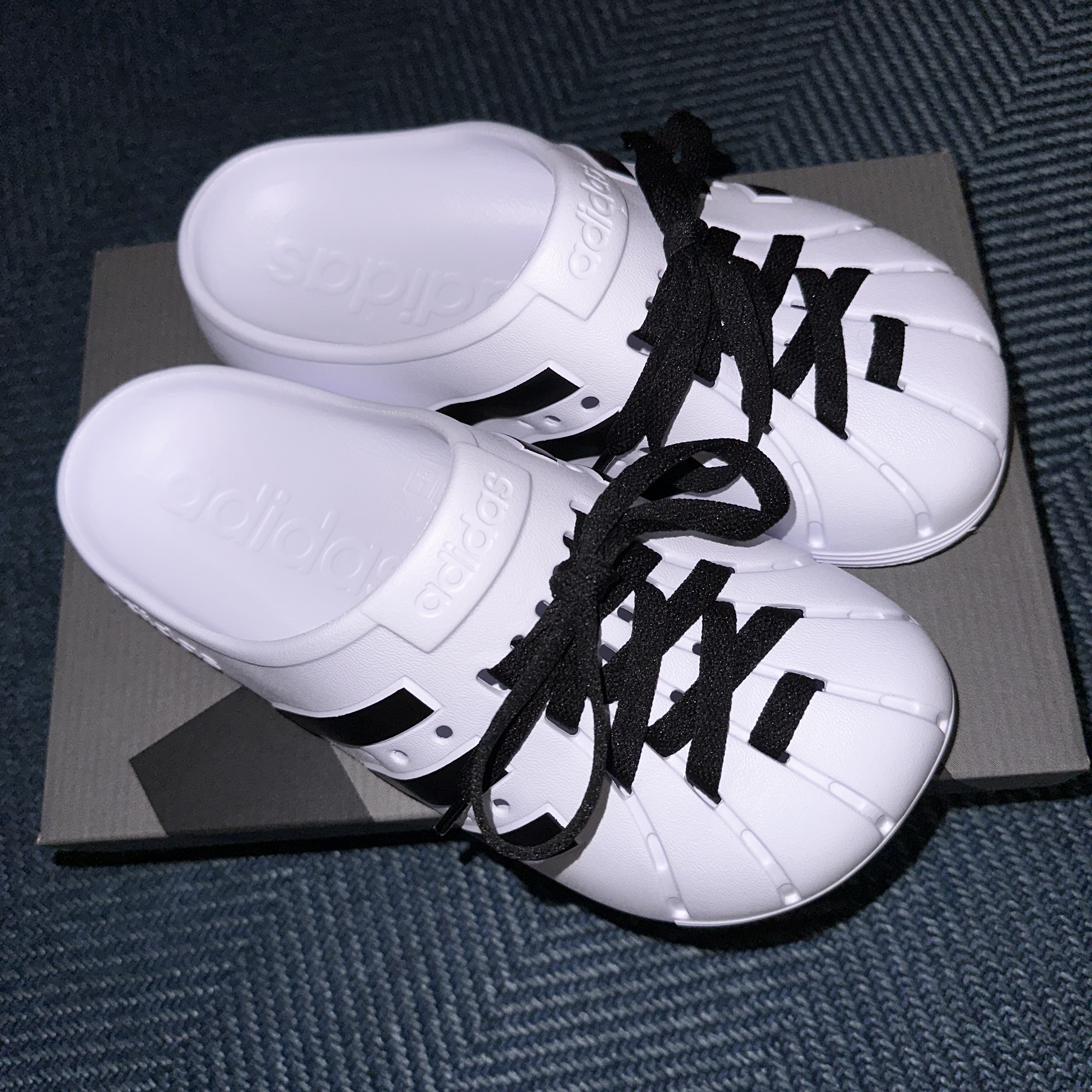 Adidas Adilette Clog White Black 착용 스타일 - 3