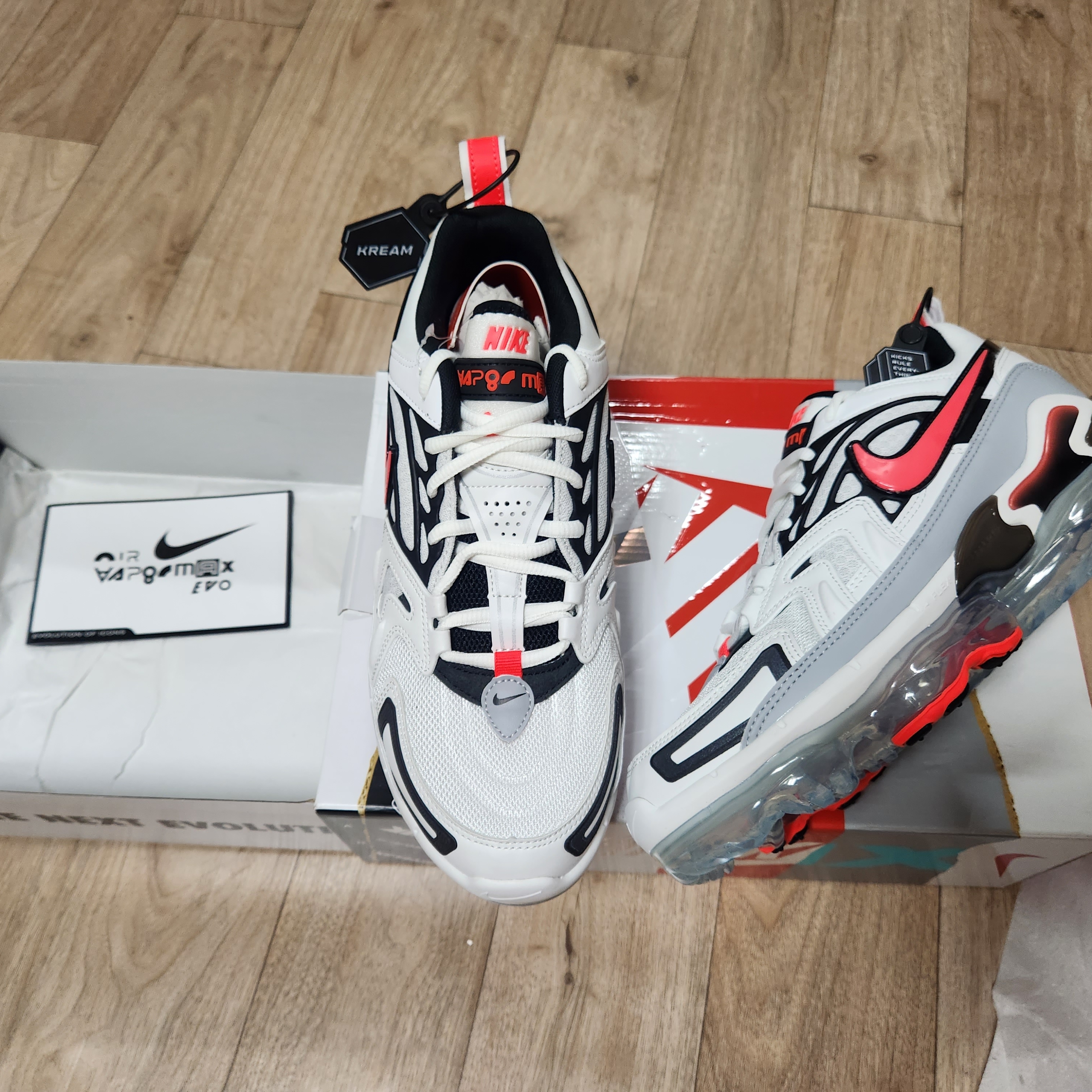 Nike Air VaporMax EVO Summit White Bright Crimson 착용 스타일 - 1