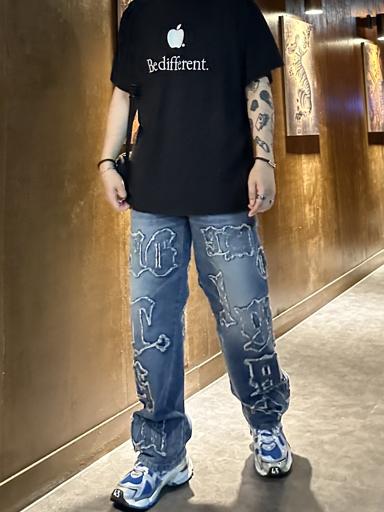 Balenciaga Be Different T-Shirt Black, Balenciaga Runner Sneakers Blue White 착용 스타일