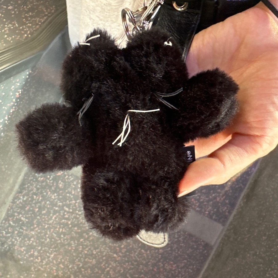 Godashin Cats Keyring Black 착용 스타일