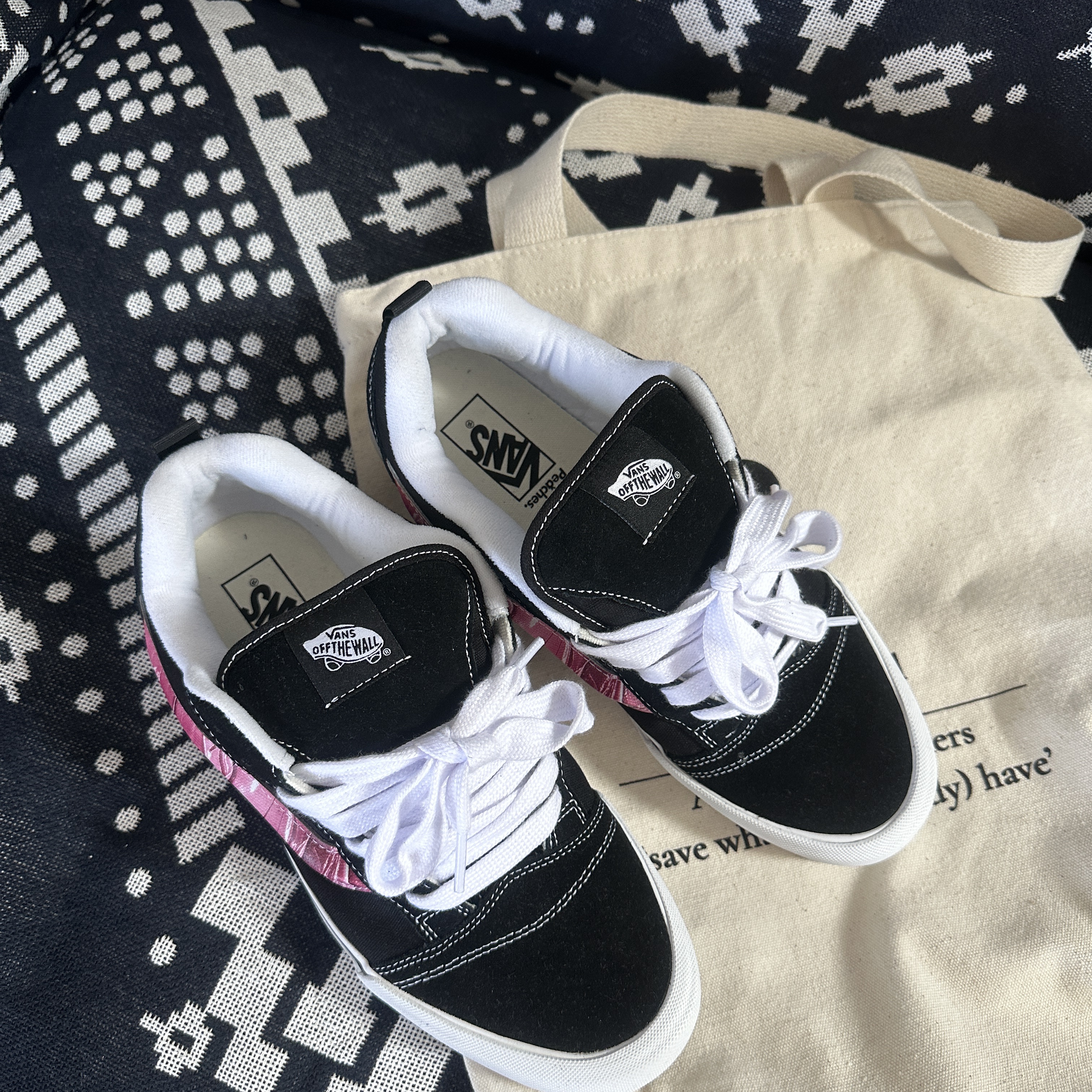 Vans x Peaches. Knu-Skool Black Pink 착용 스타일 - 1
