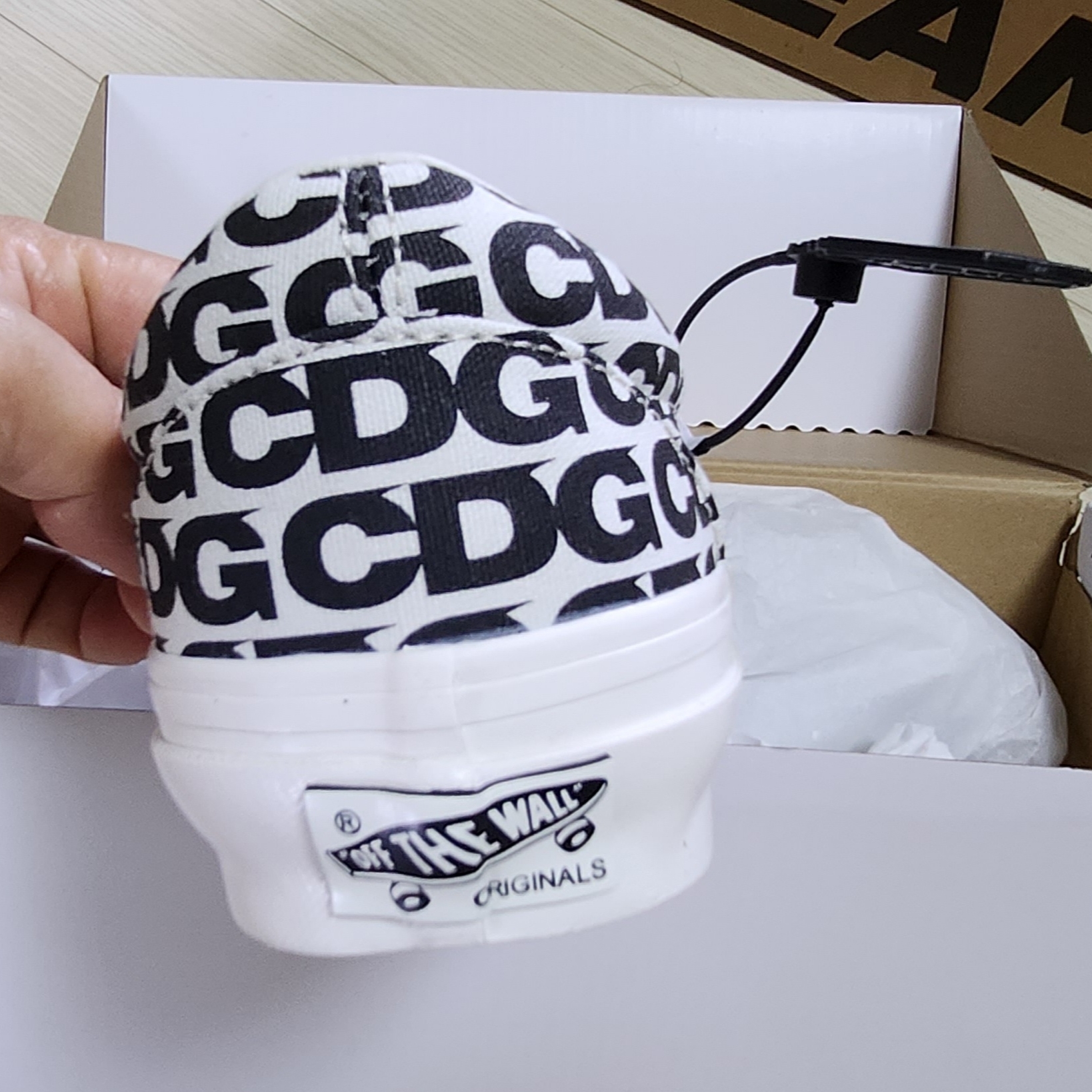 Vans Vault x CDG Slip-On LX White 착용 스타일 - 4