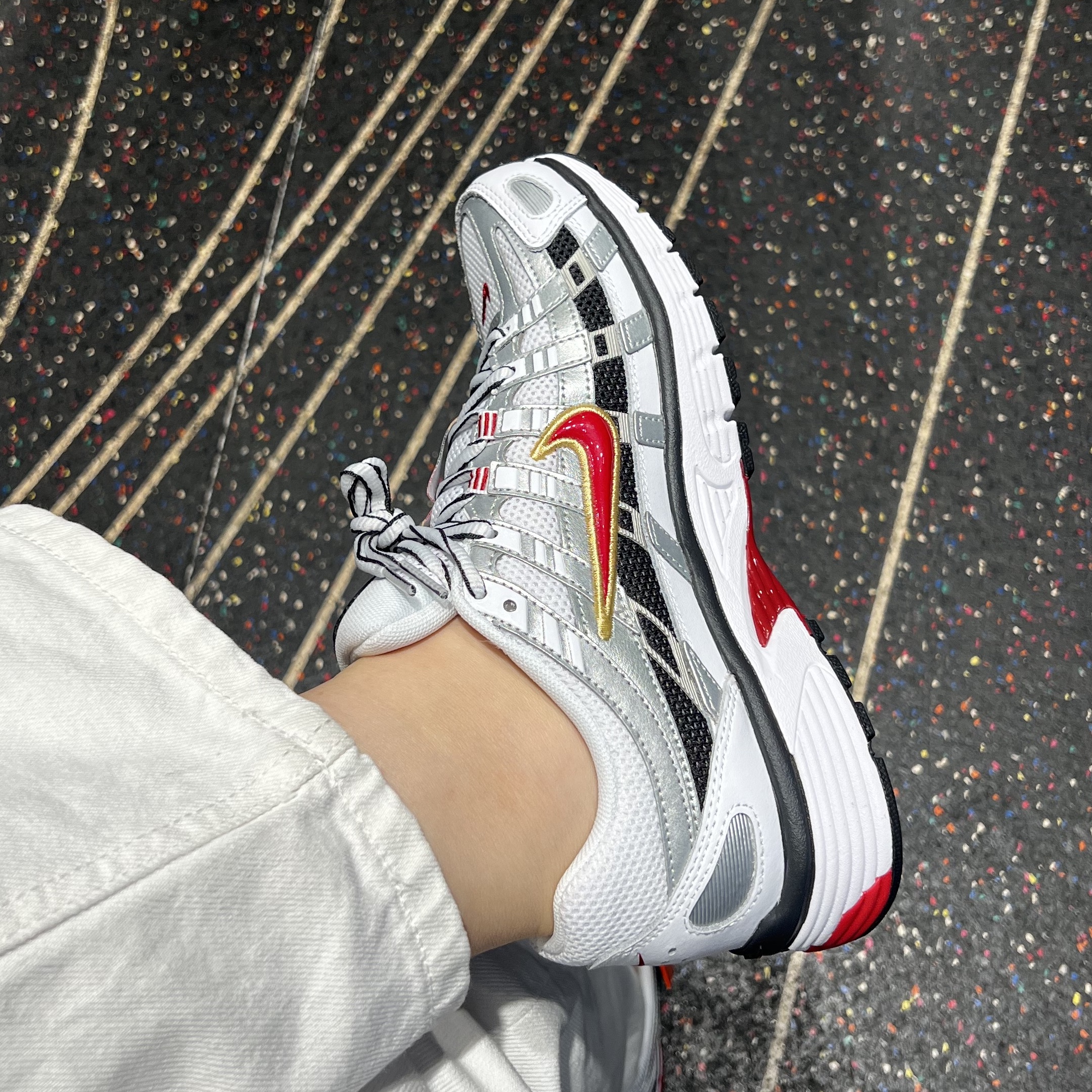 (W) Nike P-6000 Metallic Silver Red 착용 스타일 - 2