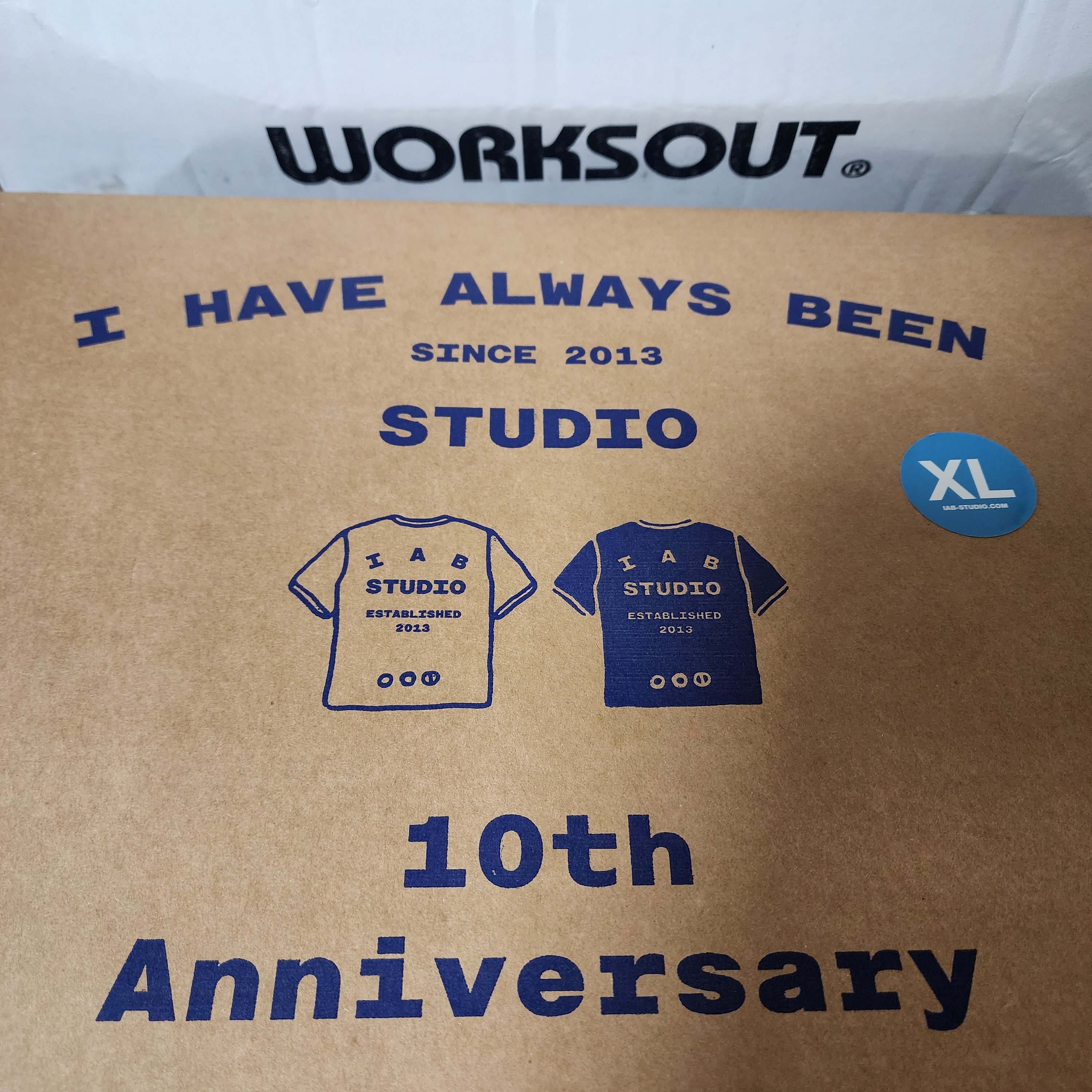 IAB Studio 10th Anniversary T-Shirts Pack White & Black (2 Pack) 착용 스타일 - 1