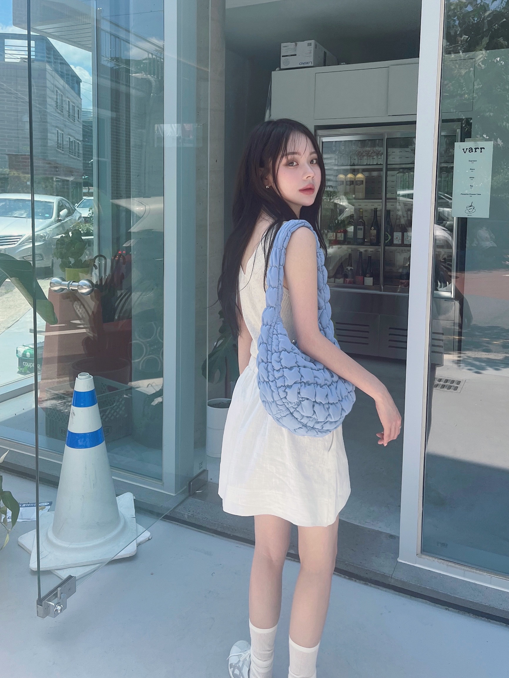 COS Quilted Mini Bag Light Blue, (W) Onitsuka Tiger Limber 66 Prestige White Silver 착용 스타일 - 1