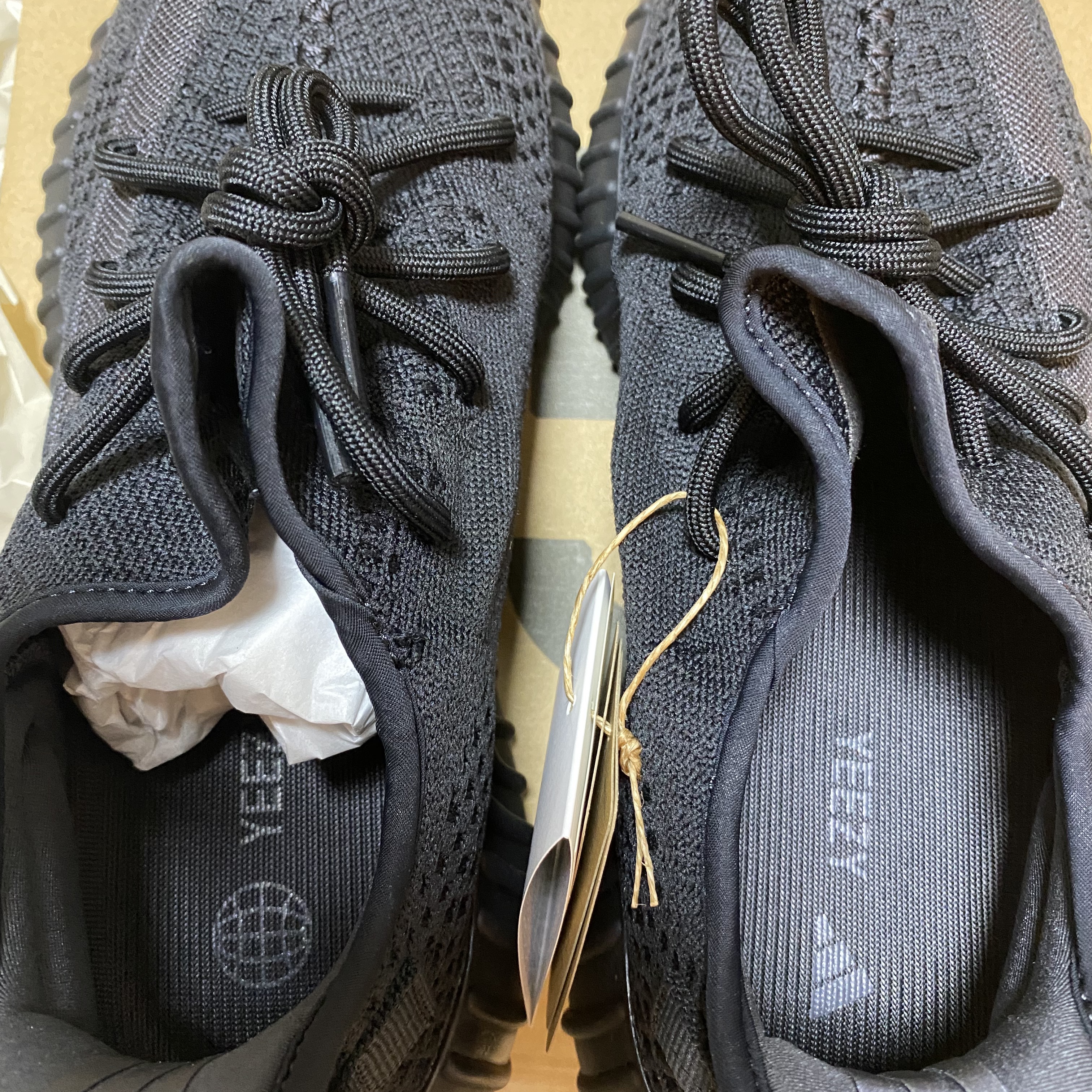 Adidas Yeezy Boost 350 V2 Onyx 착용 스타일 - 2