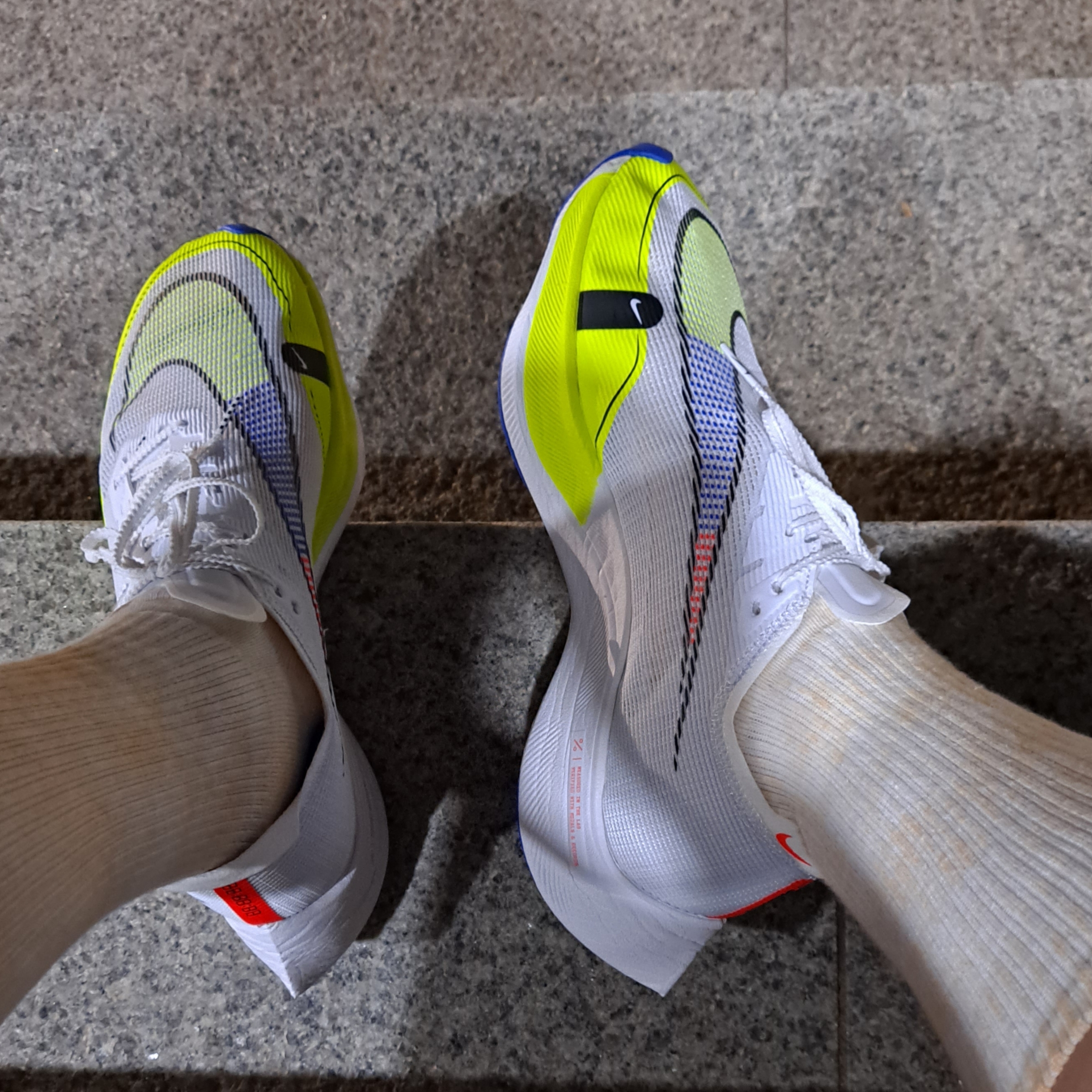 Nike ZoomX Vaporfly Next% 2 White Volt 착용 스타일 - 5