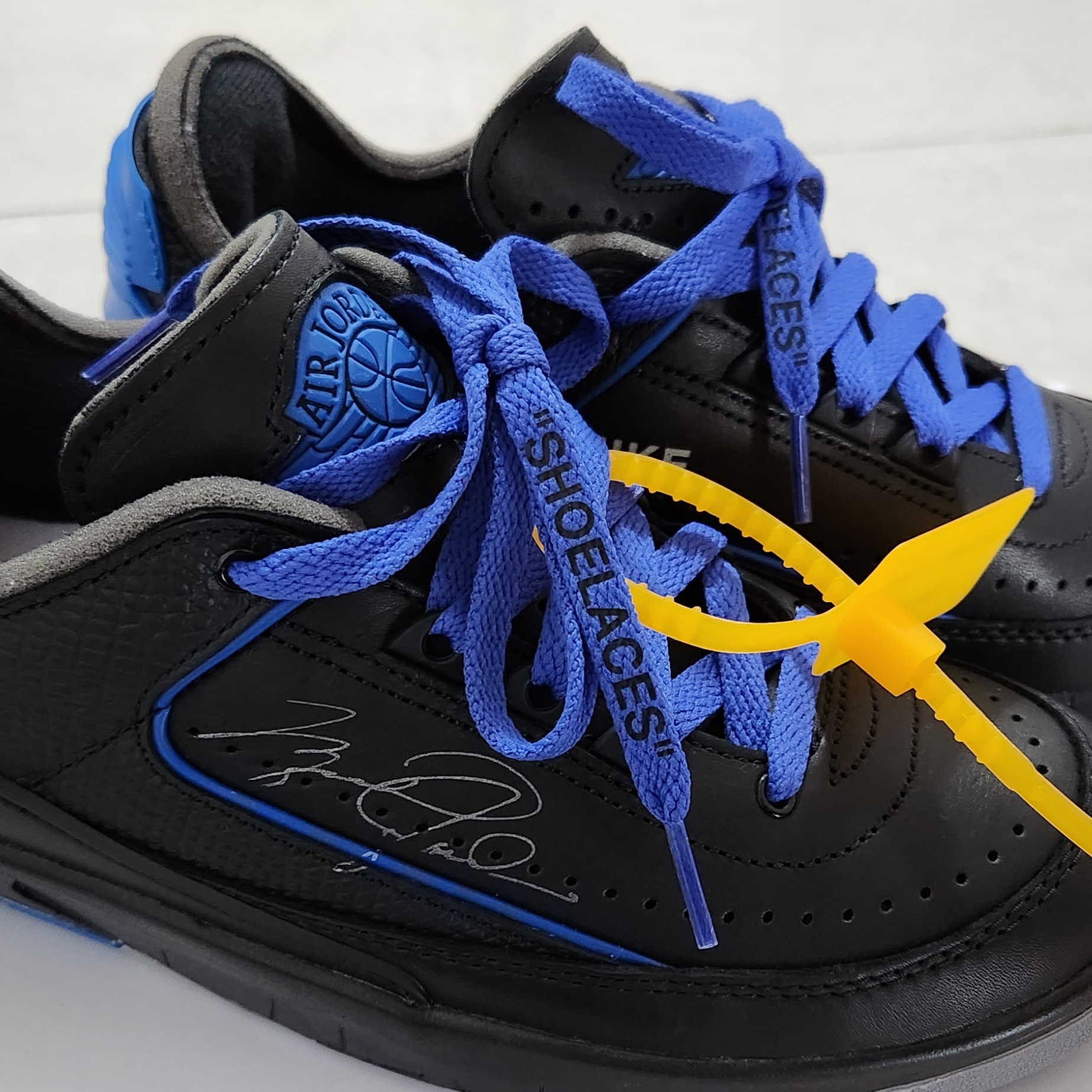Jordan 2 x Off-White Retro Low SP Black and Varsity Royal 착용 스타일
