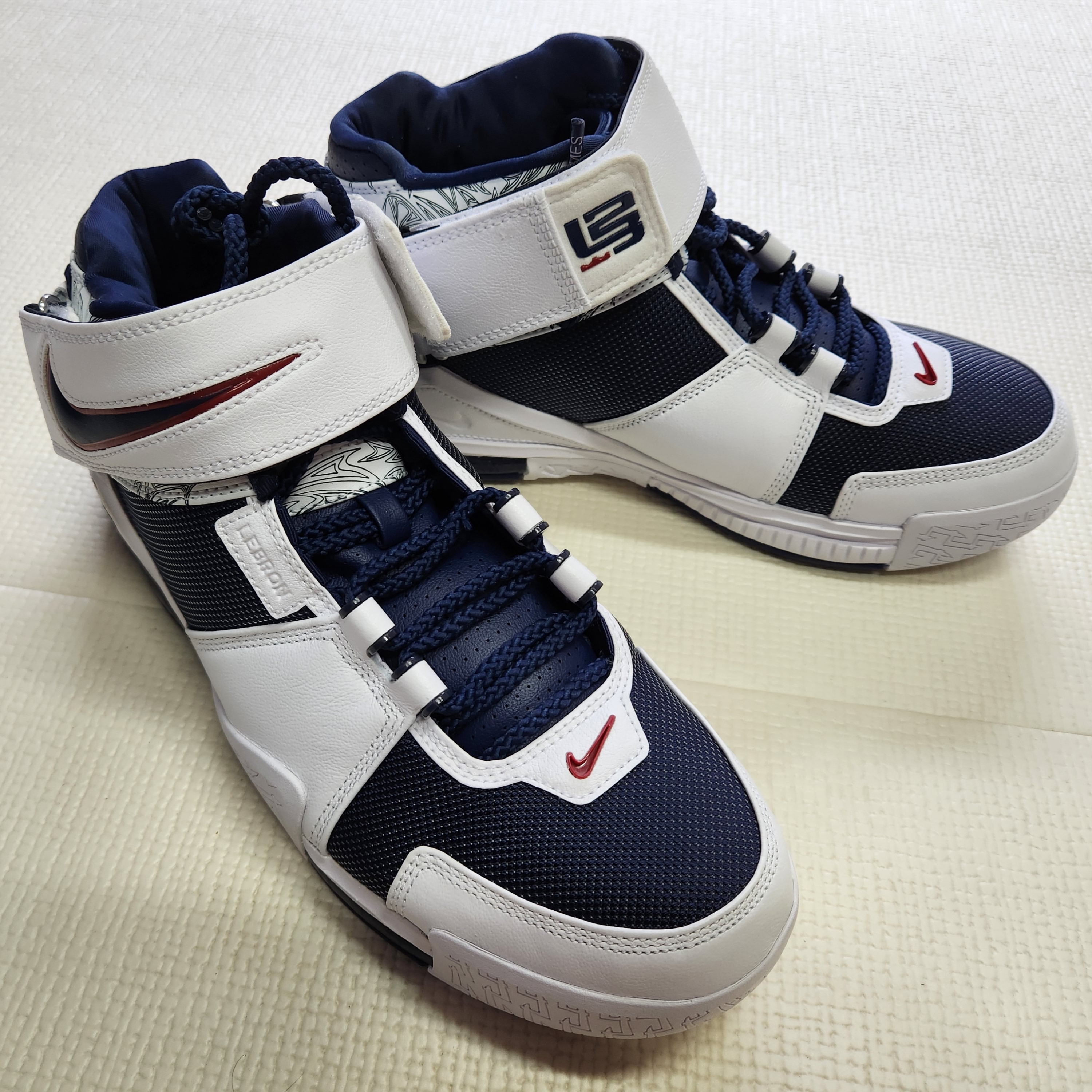 Nike LeBron 2 Midnight Navy 착용 스타일 - 1