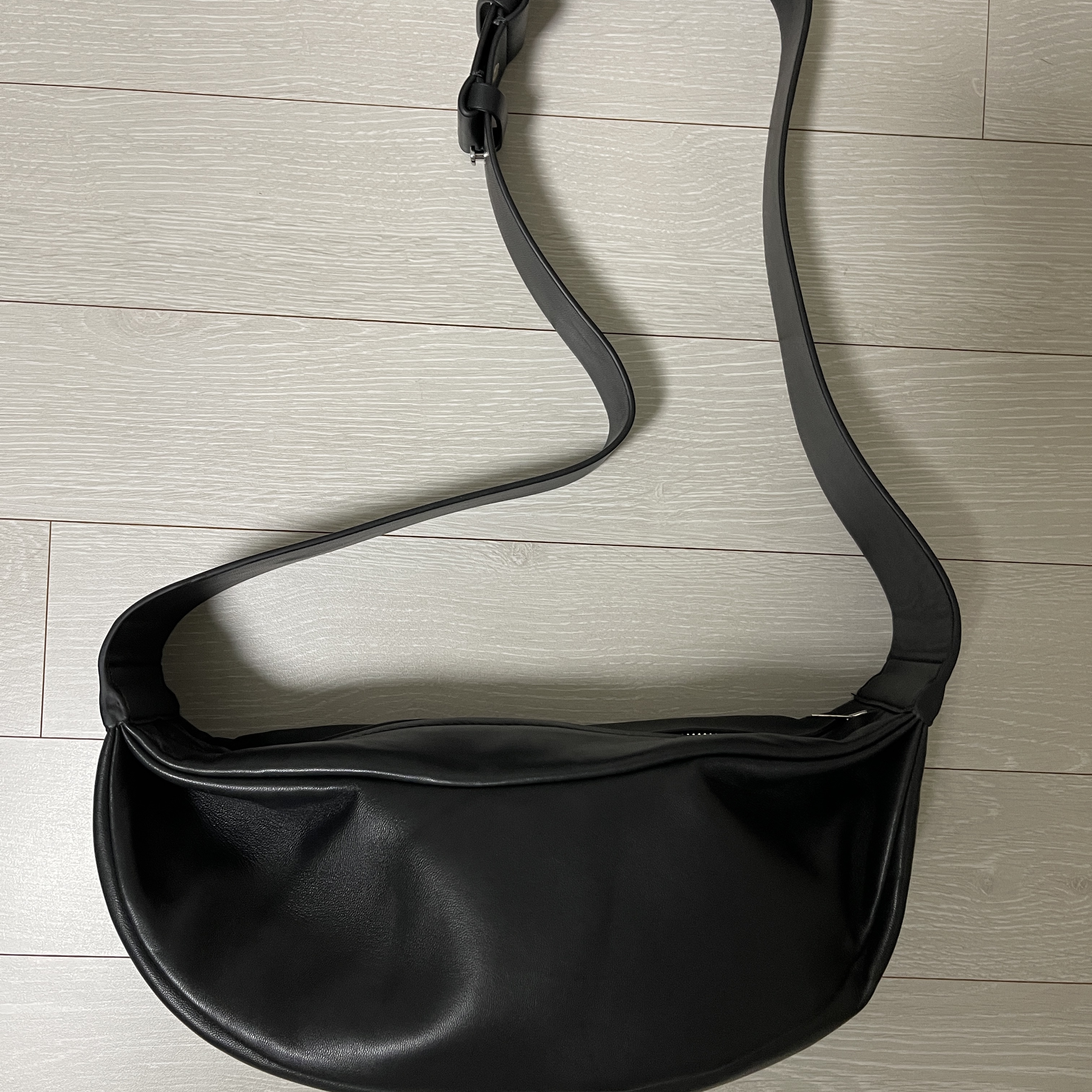COS Leather Crossbody Bag Black 착용 스타일