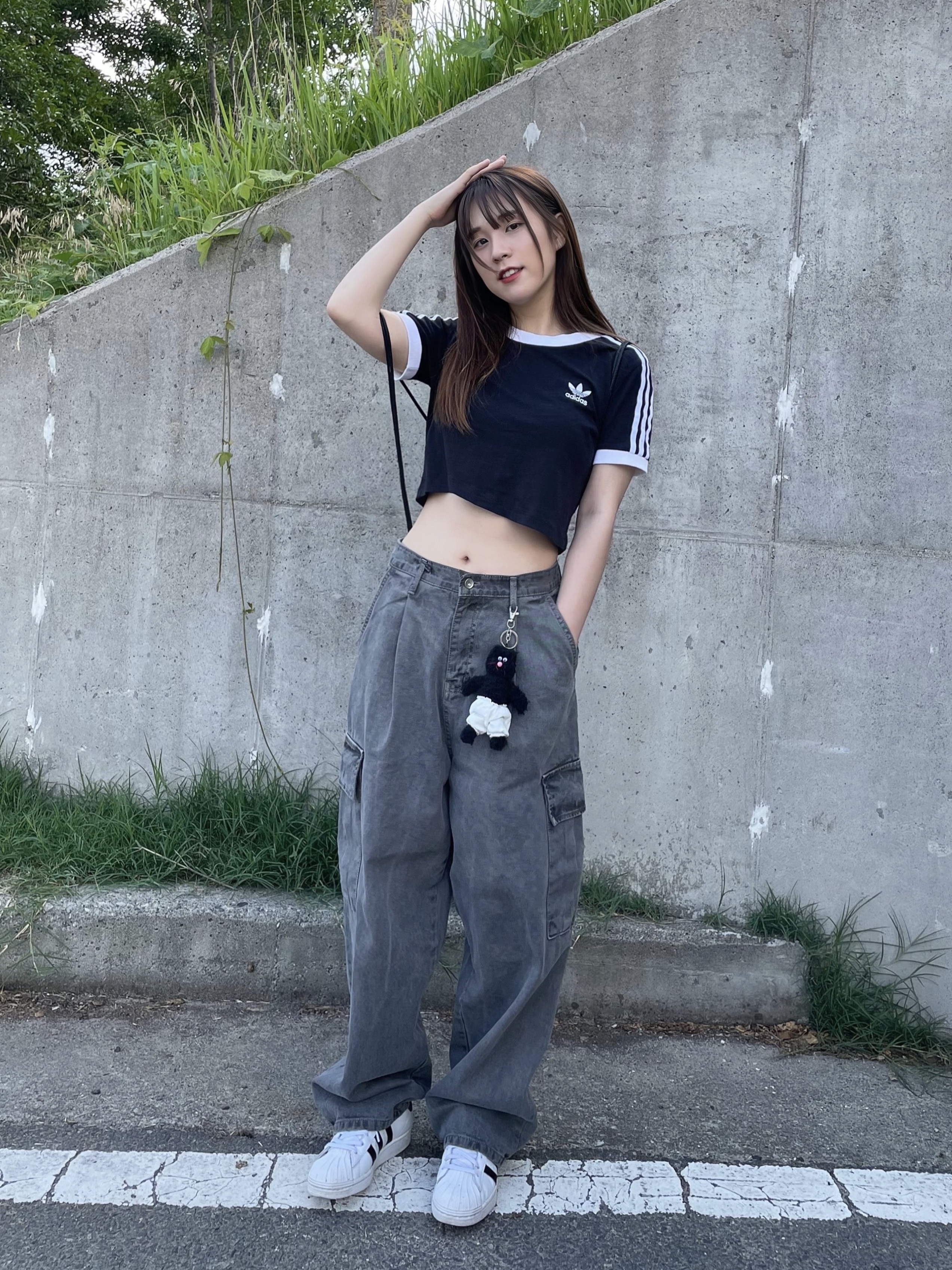 Adidas Superstar White Black, Monamhee Beulpingi Keyring with White Pants Black 착용 스타일