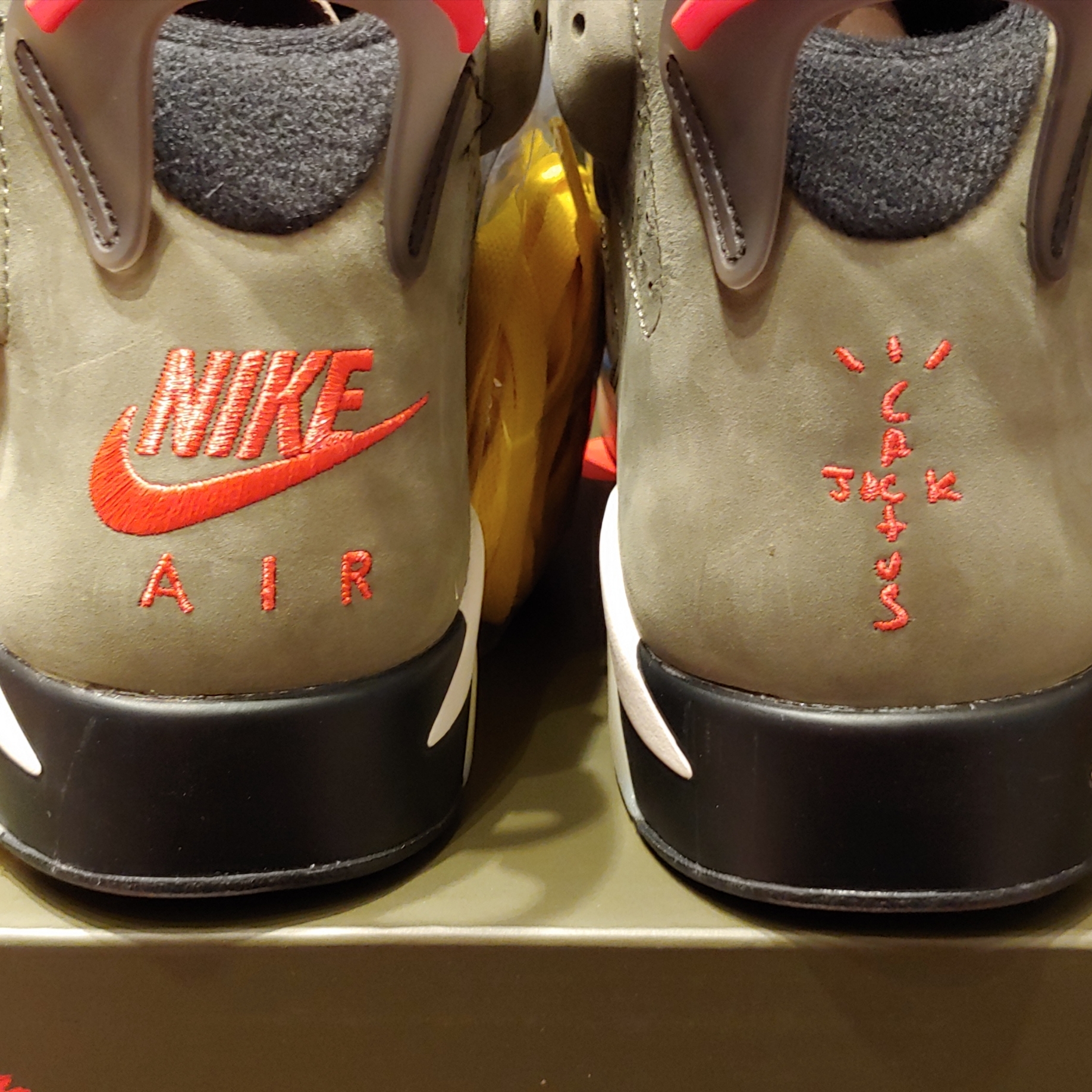 Jordan 6 x Travis Scott Retro Olive 착용 스타일 - 5