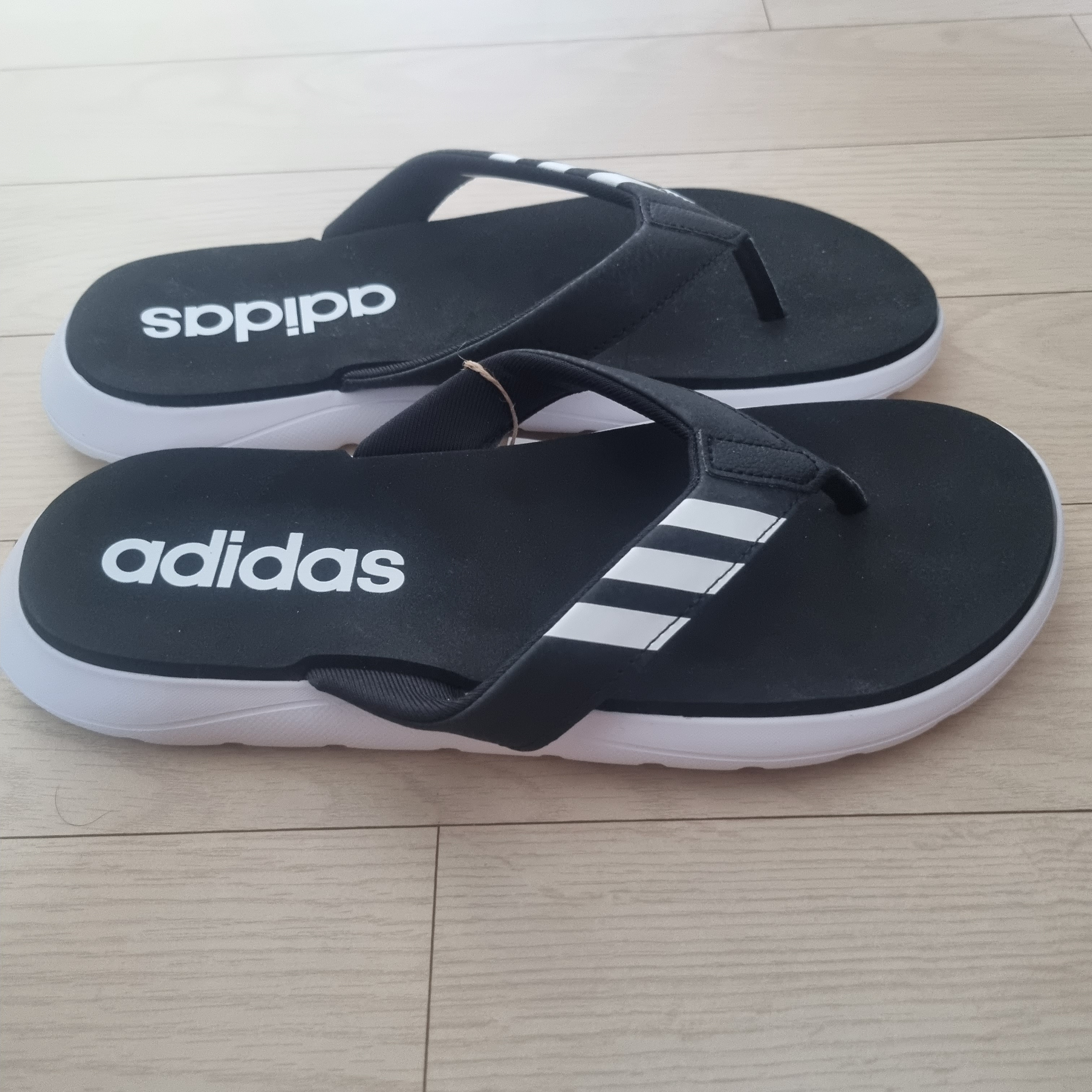 Adidas Comfort Flip Flop Core Black Cloud White 착용 스타일 - 2