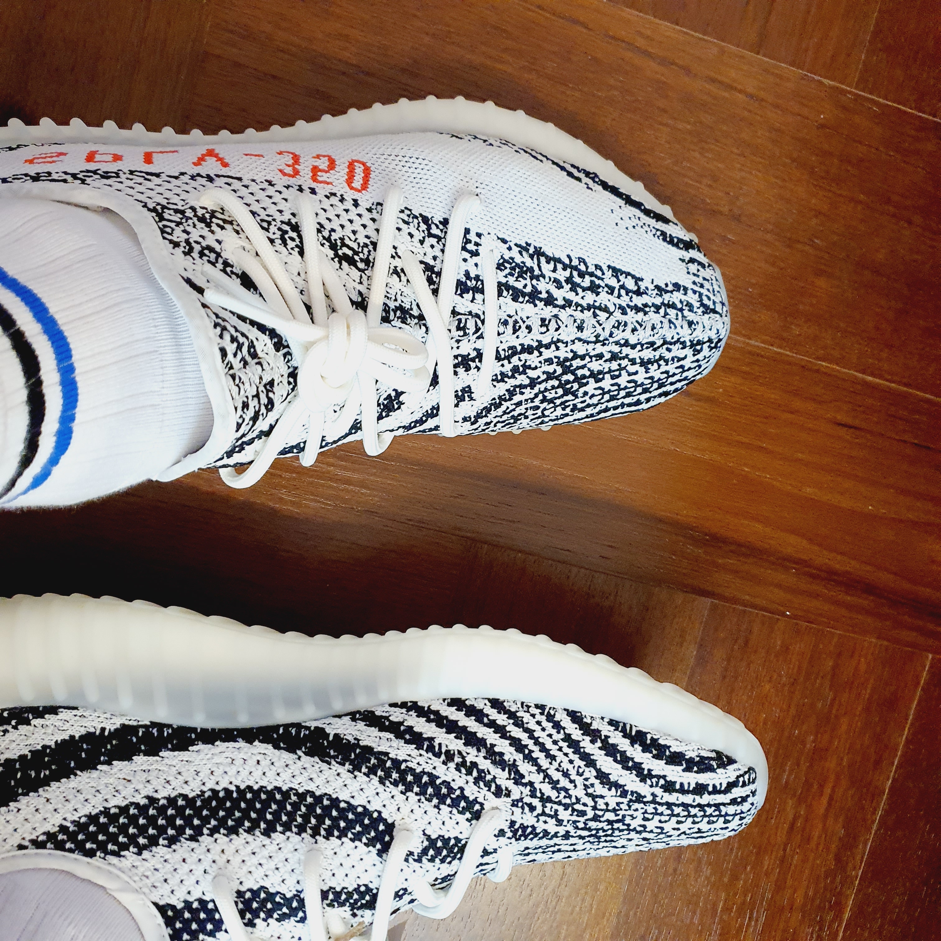 Adidas Yeezy Boost 350 V2 Zebra 2022/2023 착용 스타일
