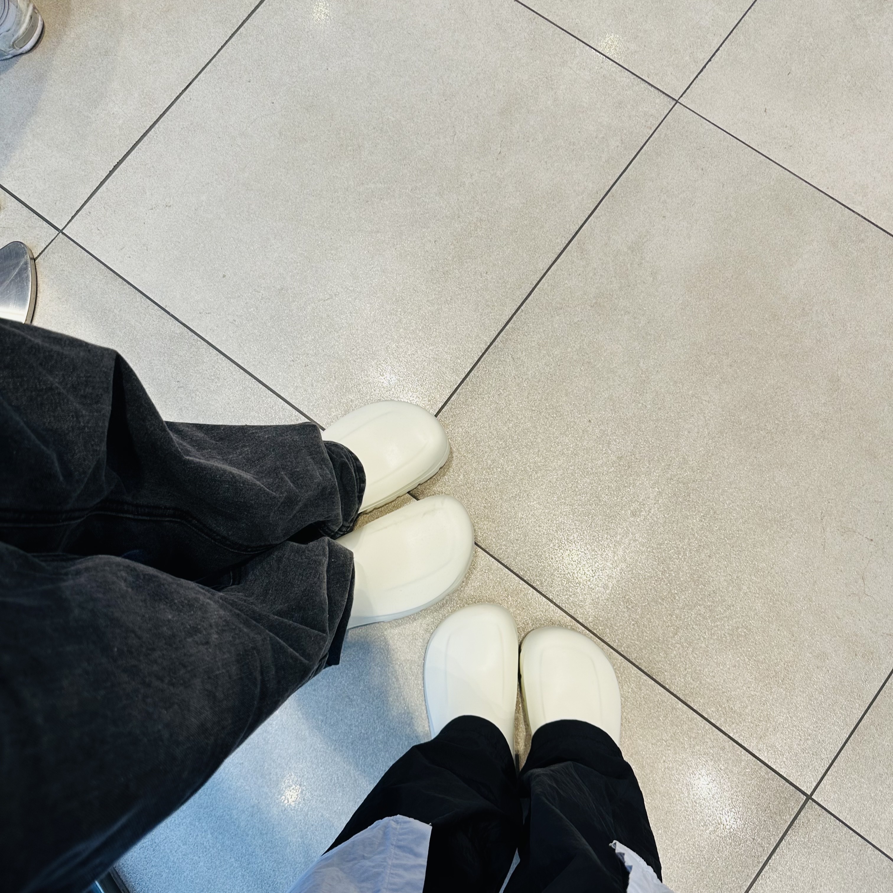 Birkenstock A630 Clog White 착용 스타일 - 1