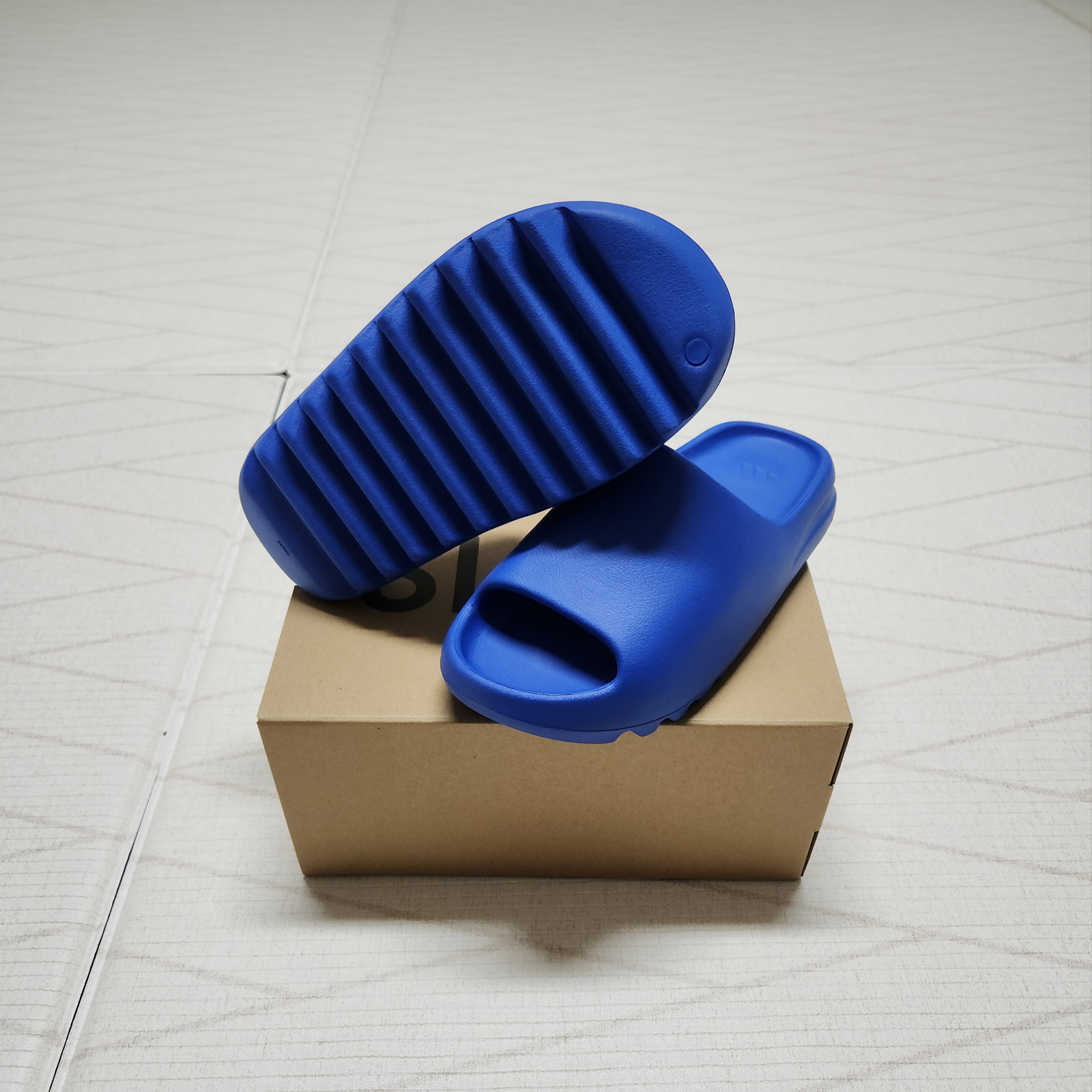 Adidas Yeezy Slide Azure 착용 스타일 - 2