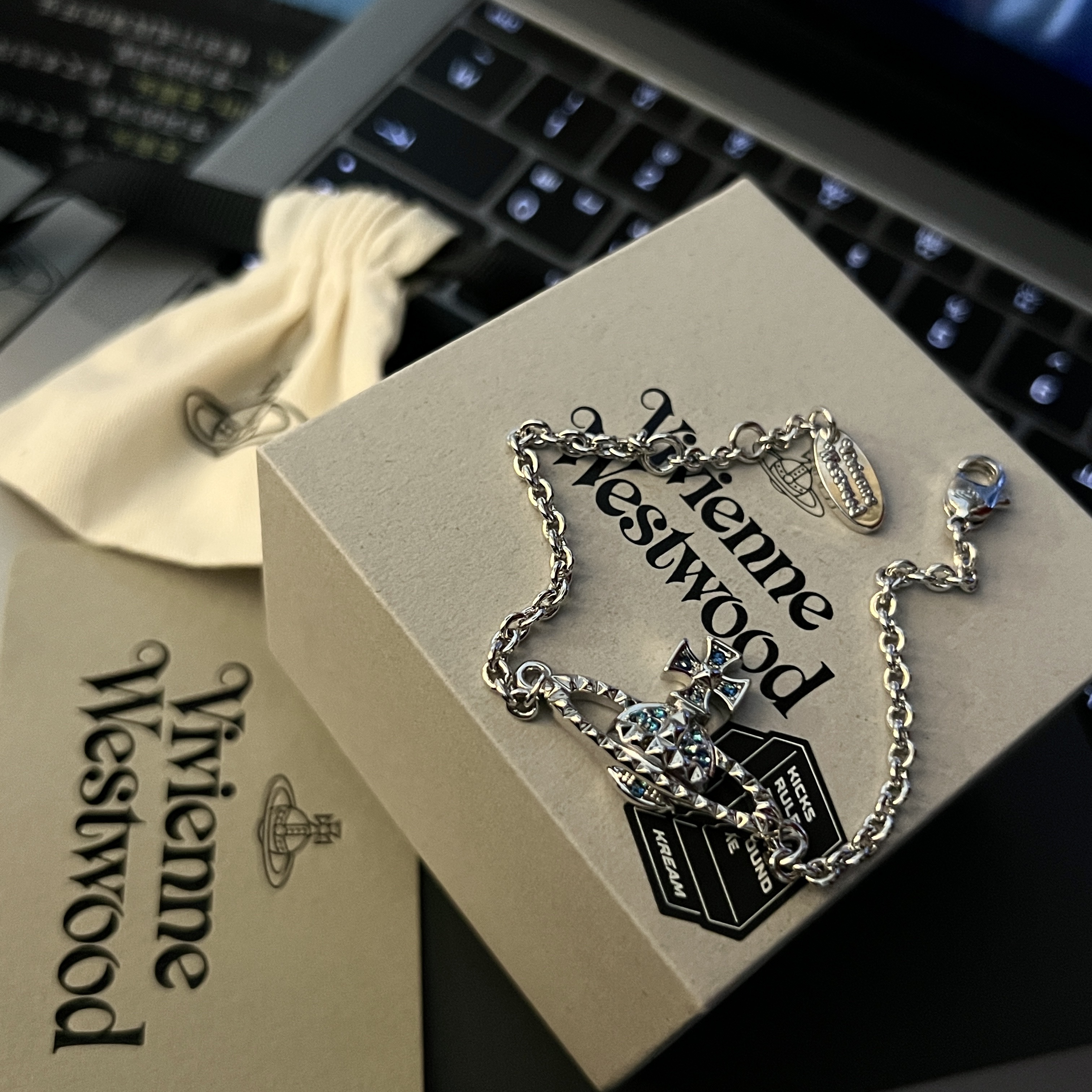 Vivienne Westwood Mayfair Bas Relief Bracelet Silver 착용 스타일