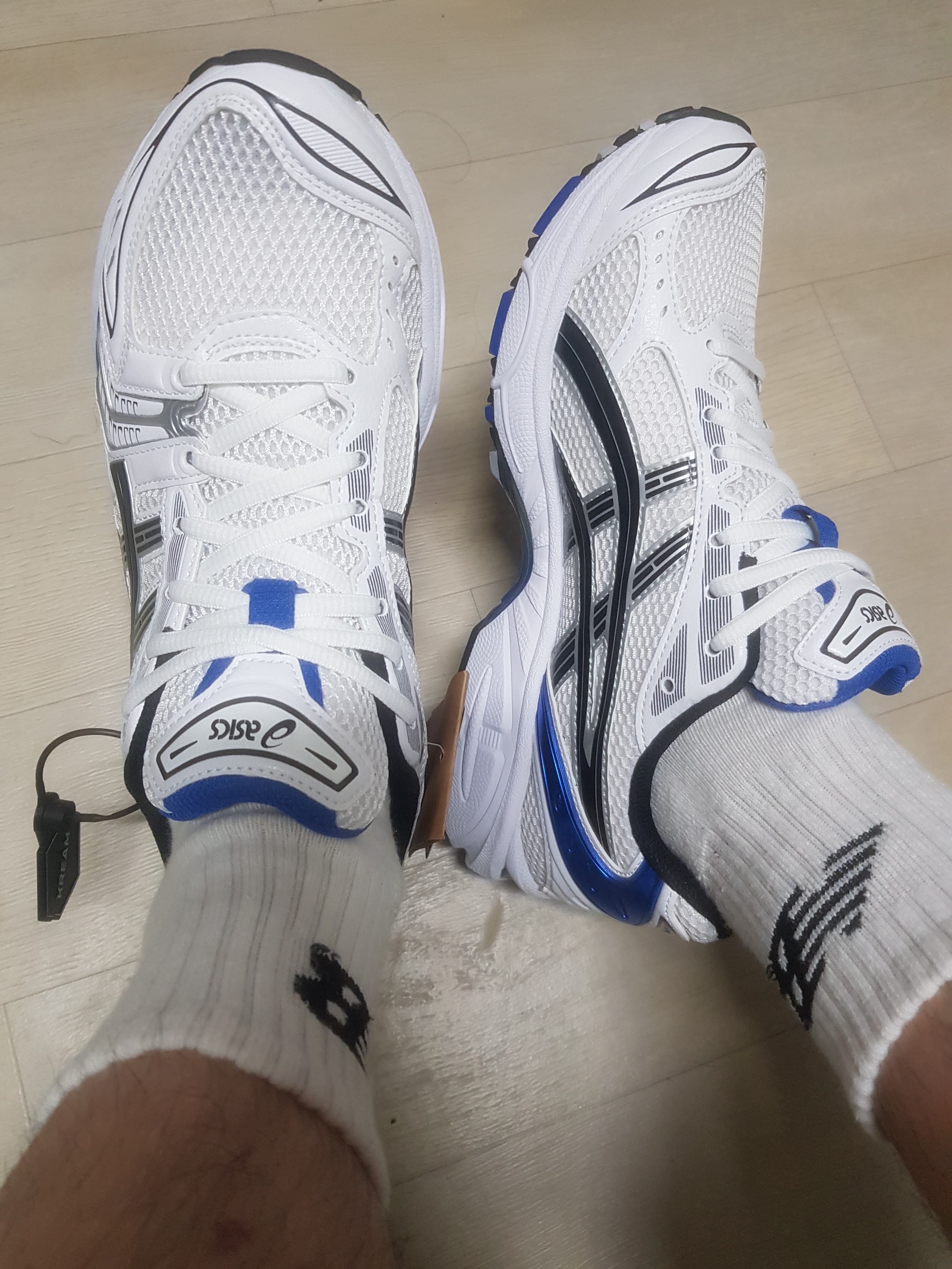 Asics Gel-Kayano 14 White Tuna Blue 착용 스타일