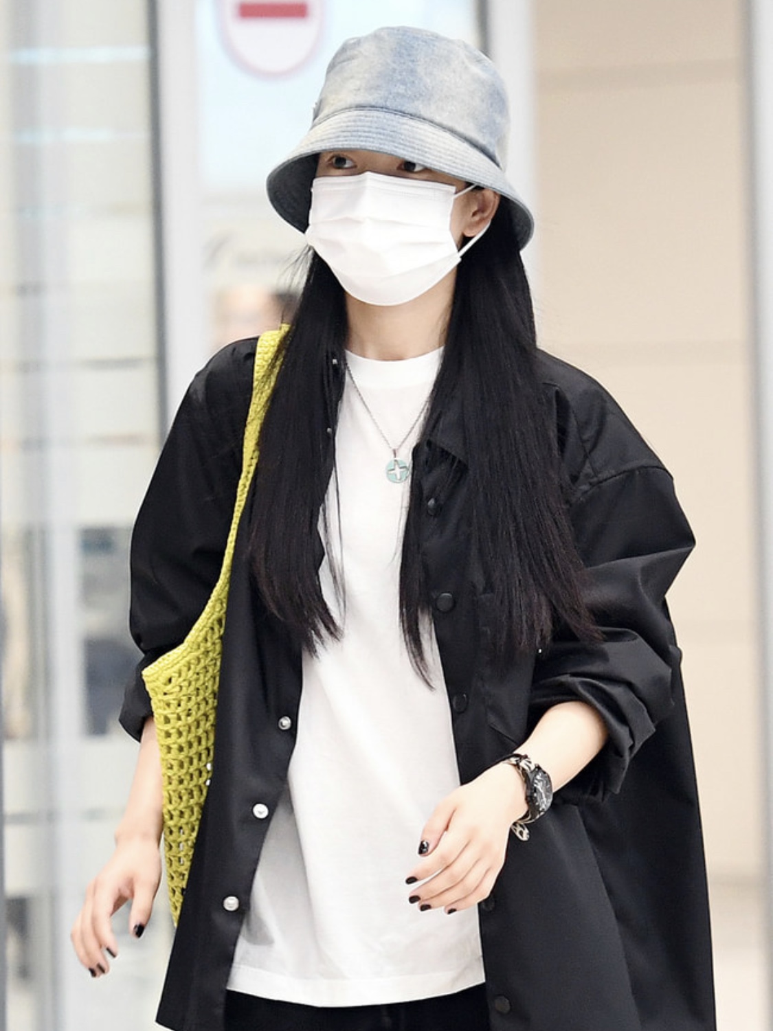 Prada Raffia Tote Bag Citron Green, Prada Denim Bucket Hat Light Blue 착용 스타일 - 2