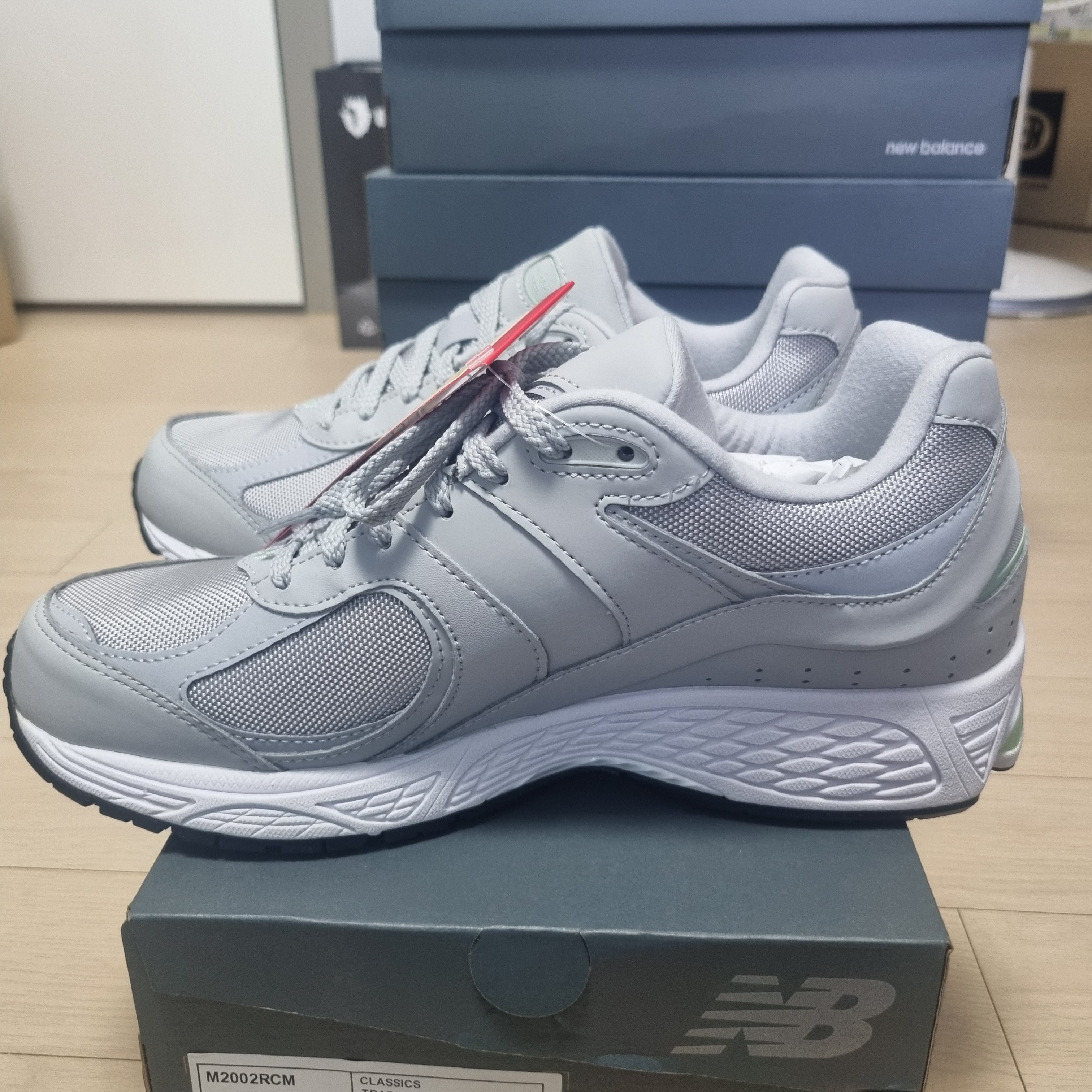 New Balance 2002R Gray White 착용 스타일 - 3