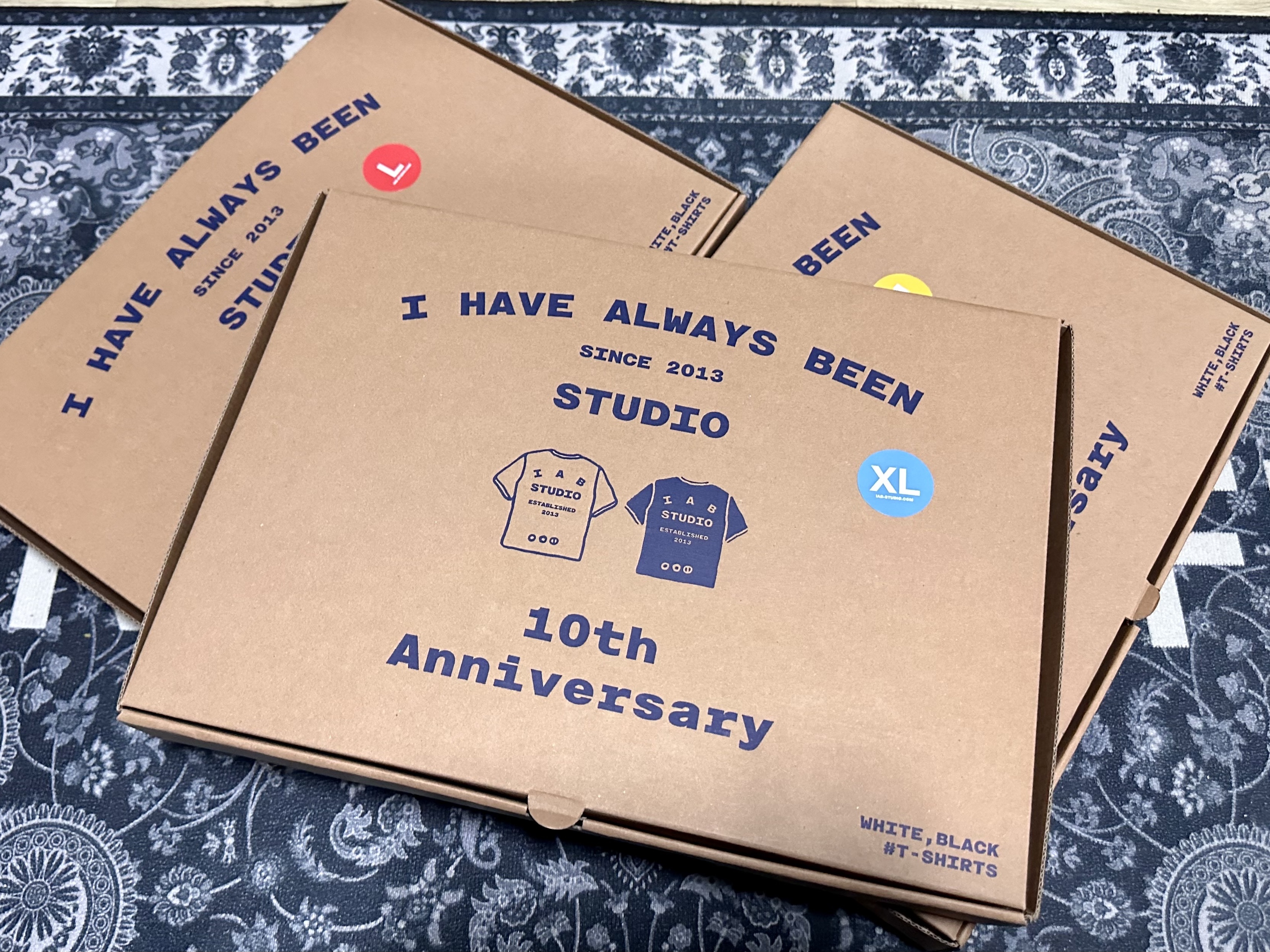 IAB Studio 10th Anniversary T-Shirts Pack White & Black (2 Pack), IAB Studio 10th Anniversary T-Shirt Black 착용 스타일