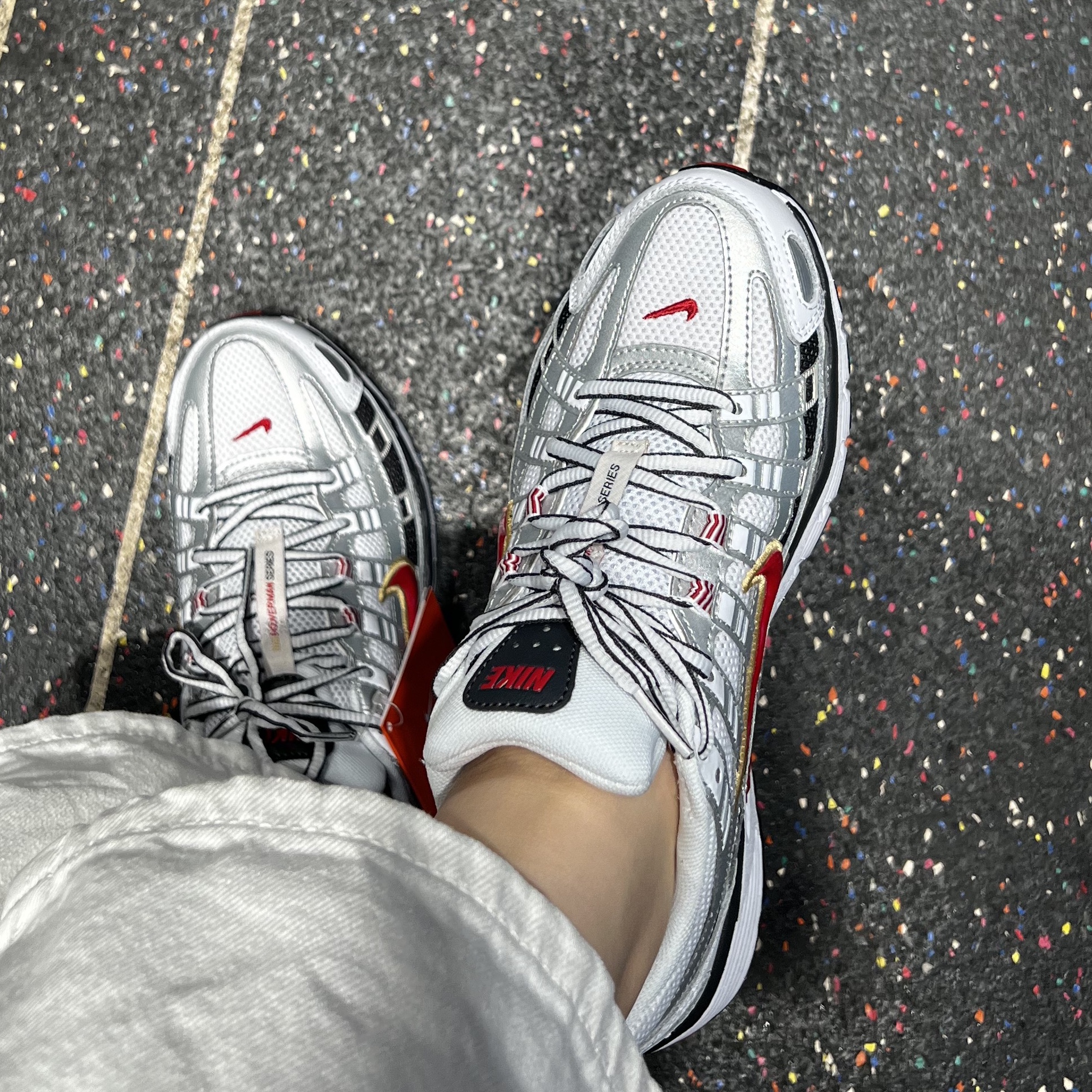 (W) Nike P-6000 Metallic Silver Red 착용 스타일 - 1