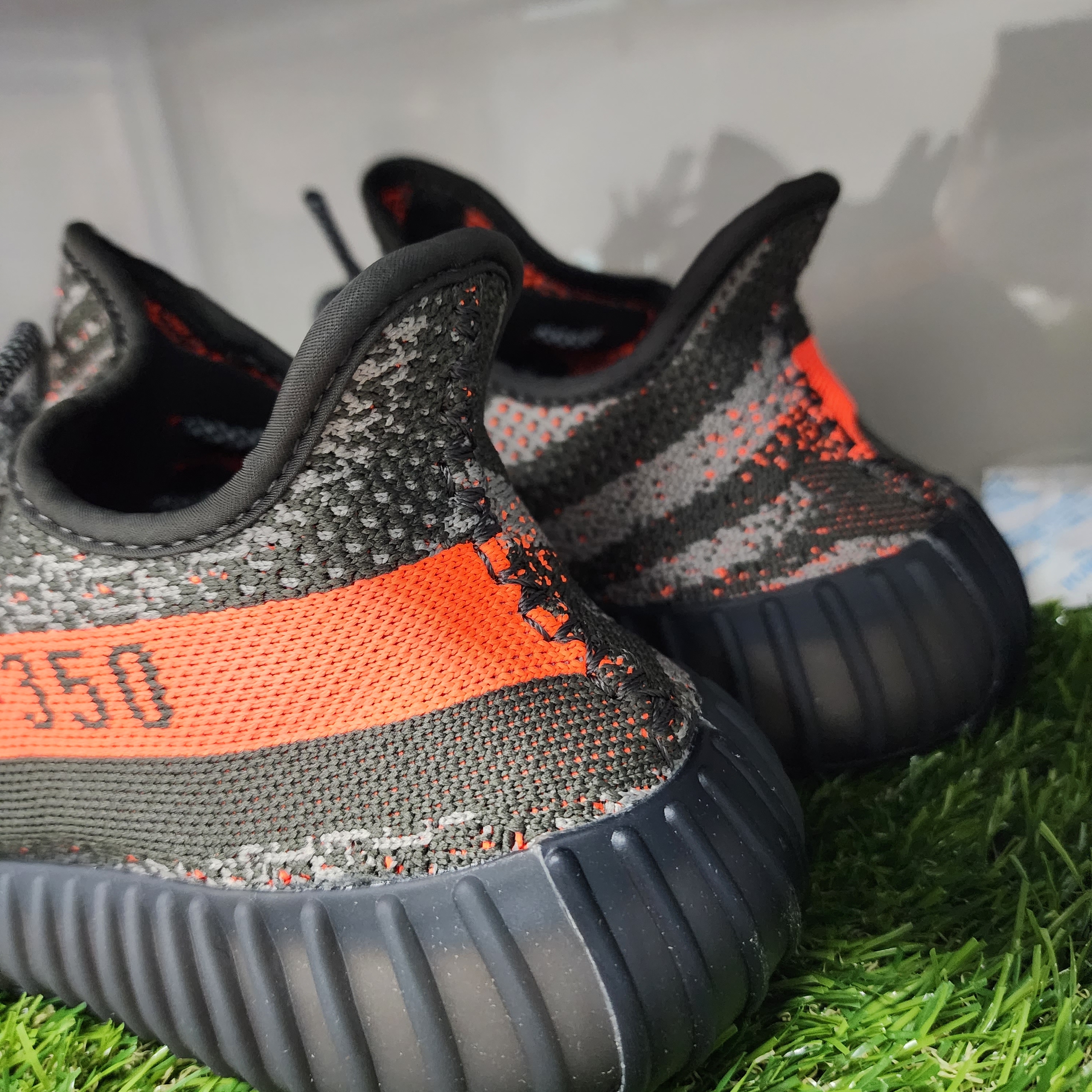 Adidas Yeezy Boost 350 V2 Carbon Beluga 착용 스타일 - 1