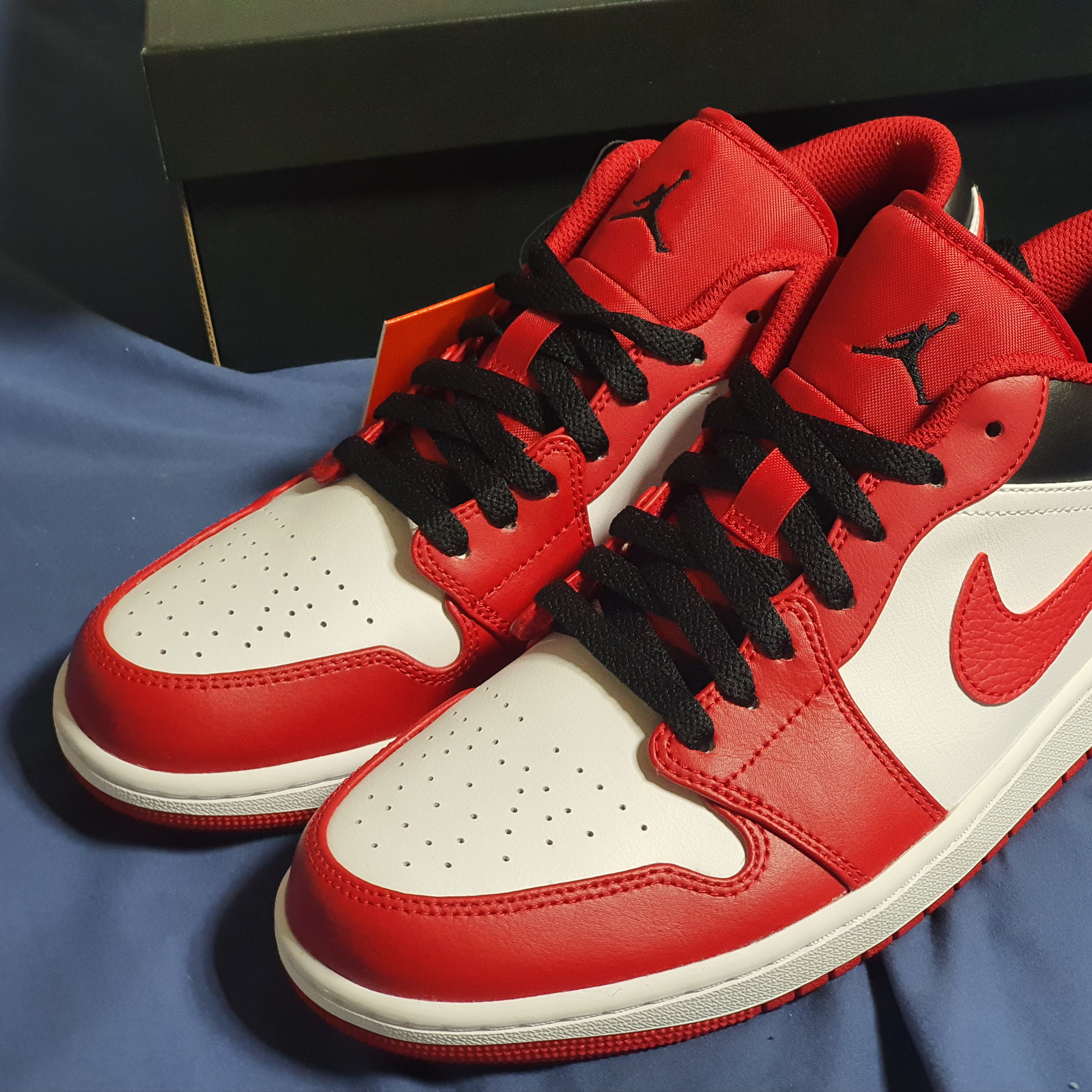 Jordan 1 Low White Gym Red Black 착용 스타일 - 3