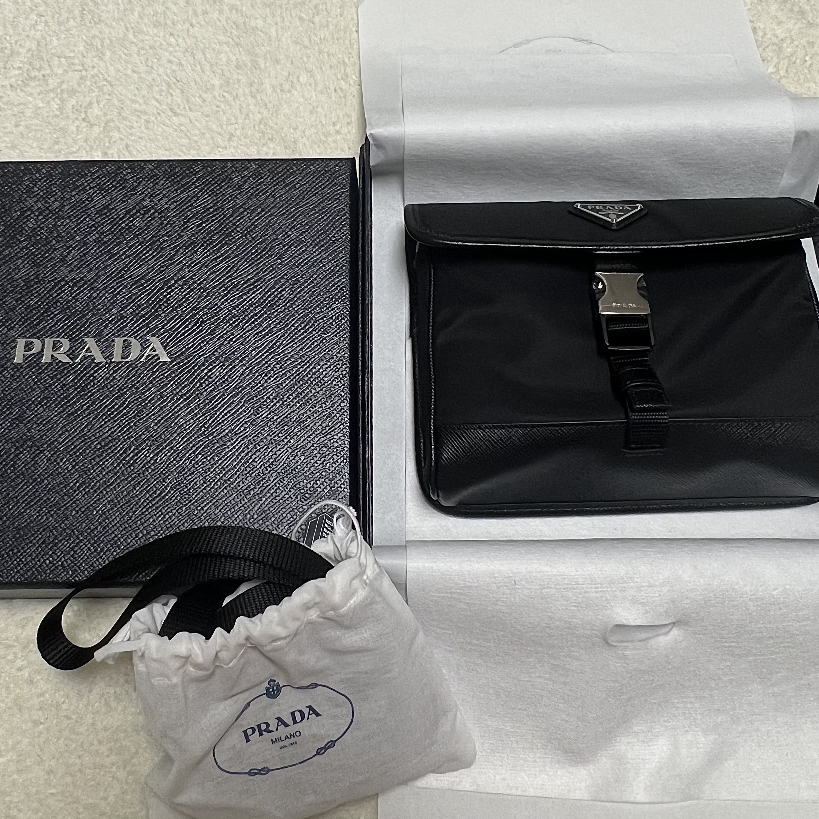 Prada Re-Nylon and Saffiano Leather Smartphone Case Black 착용 스타일 - 2
