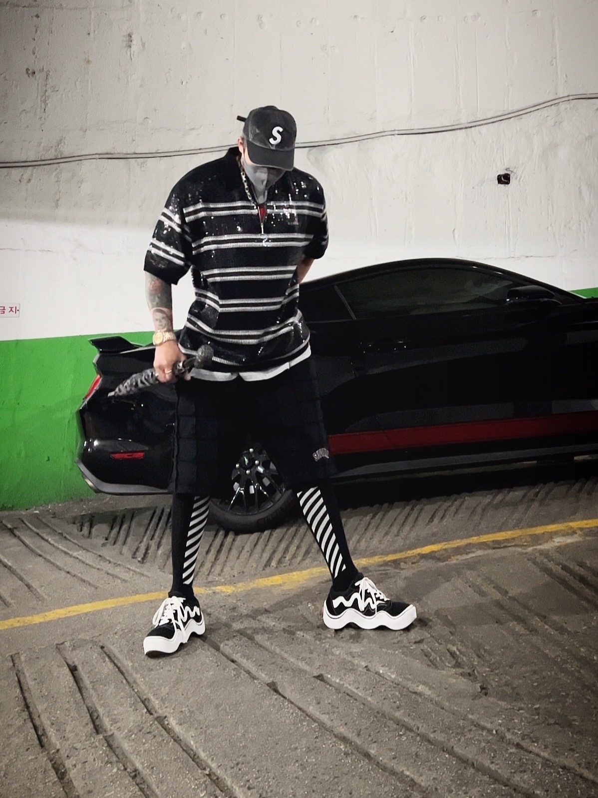Supreme Pigment Canvas S Logo 6-Panel Black - 23SS, Supreme Sequin Stripe Zip Polo Black - 23SS 착용 스타일 - 1