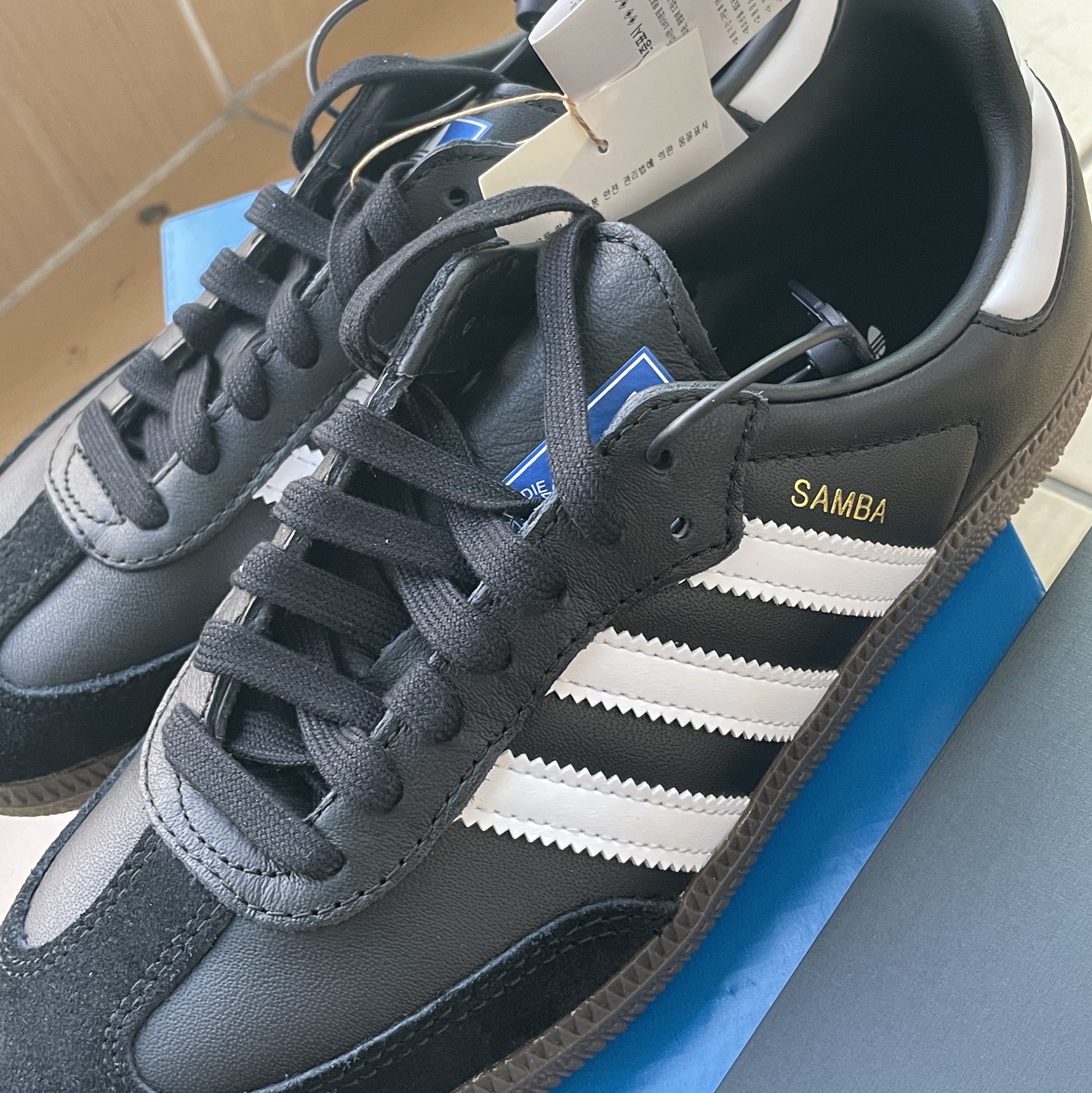 Adidas Samba OG Black White Gum 착용 스타일 - 2