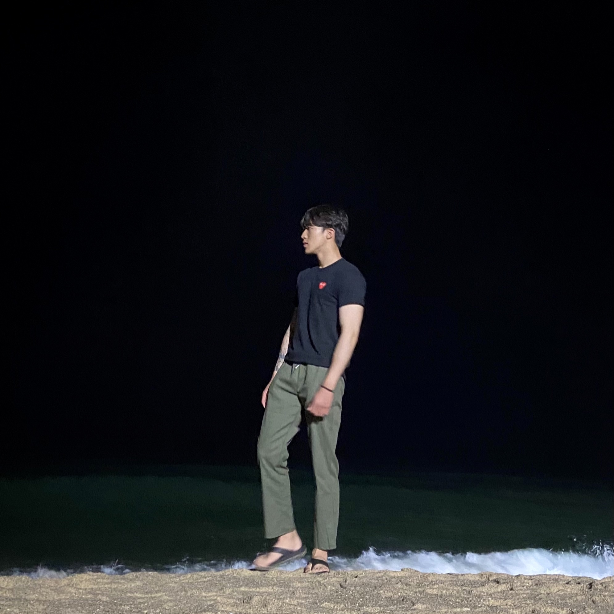 Play Comme des Garcons Red Heart T-Shirt Black 착용 스타일 - 1