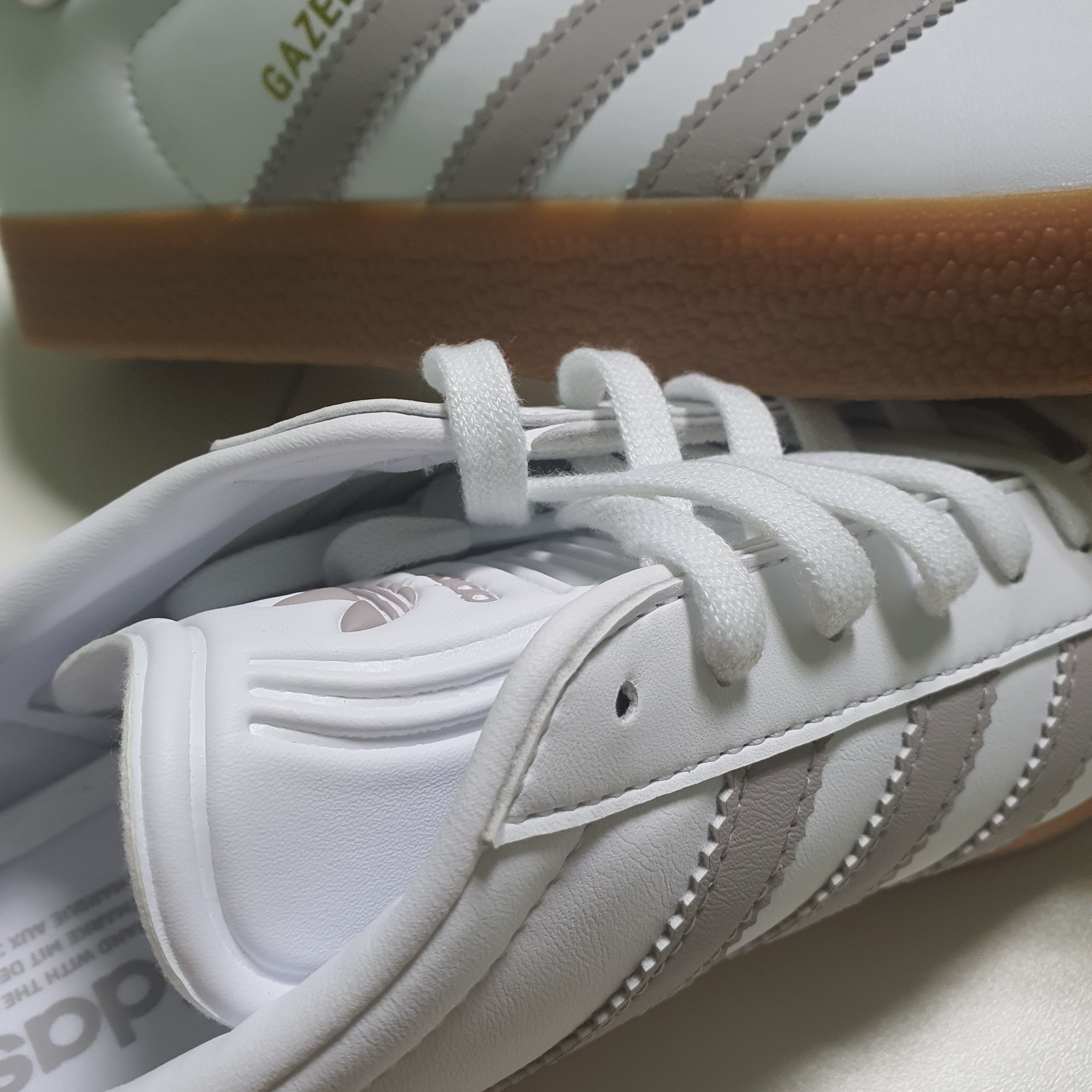 Adidas Gazelle White Grey 착용 스타일
