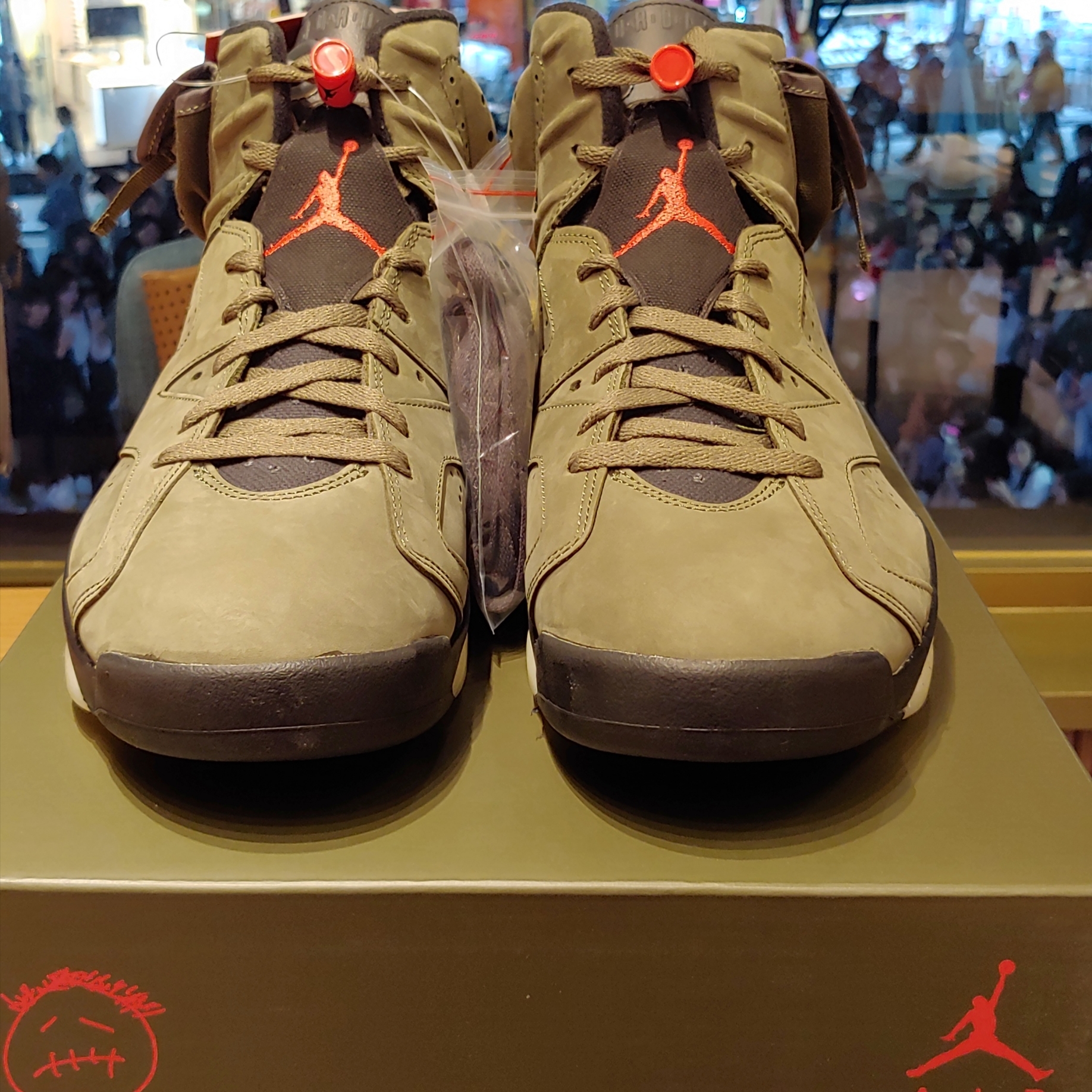 Jordan 6 x Travis Scott Retro Olive 착용 스타일 - 1