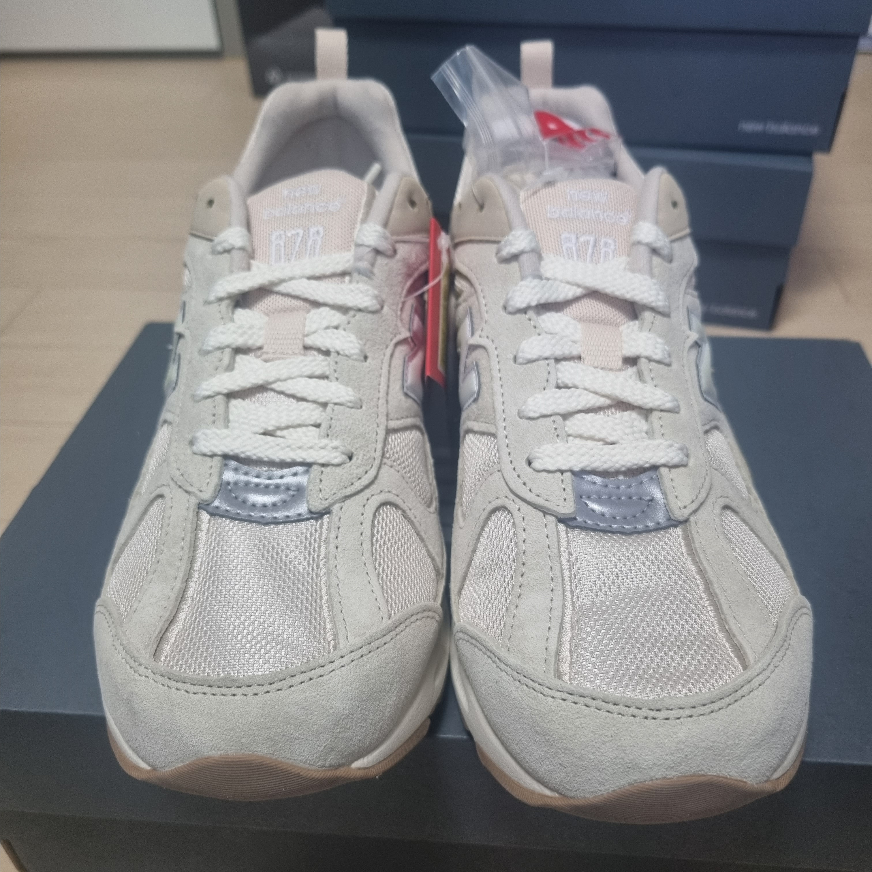New Balance 878 Beige Ivory 착용 스타일 - 1