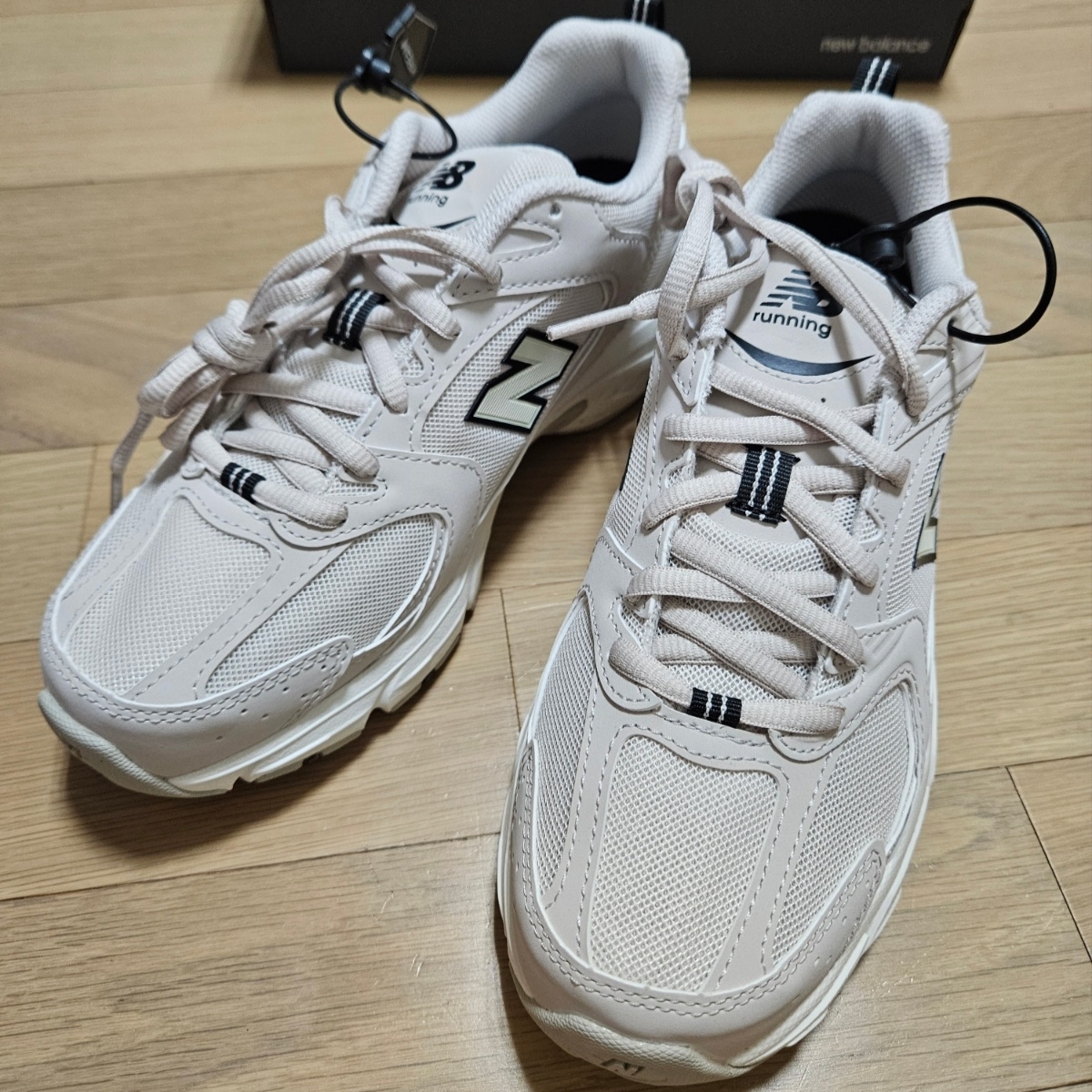 New Balance 530 Ivory 착용 스타일 - 1