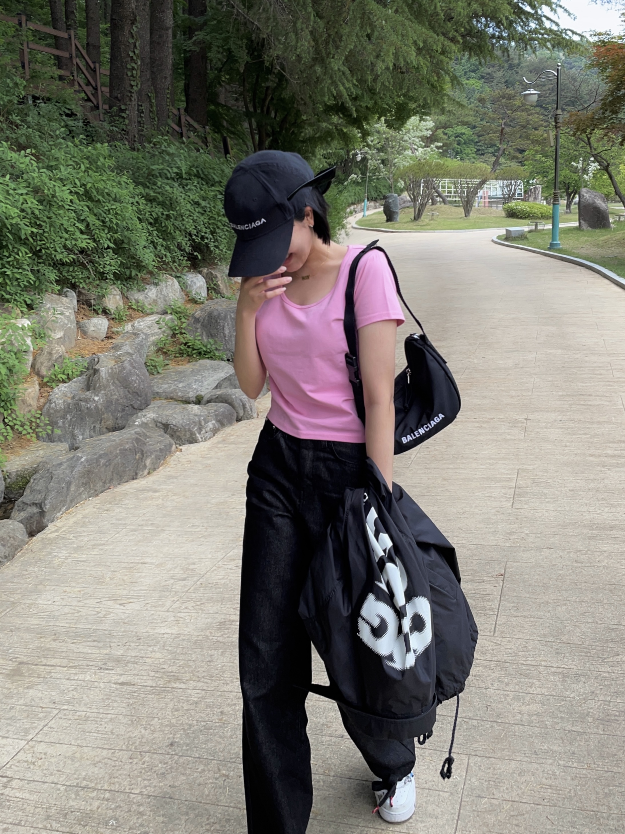 Nike x Peaceminusone Air Force 1 Low Para-Noise 2.0, CDG Logo Coach Jacket Black 착용 스타일 - 3