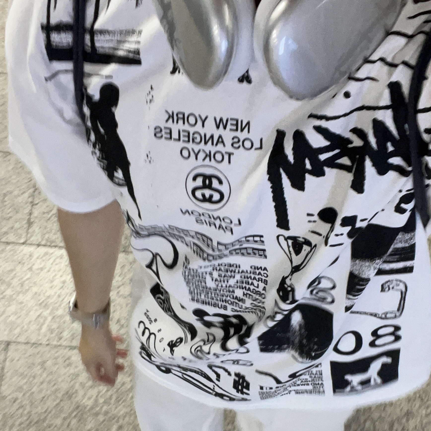 Stussy Sara T-Shirt White, Apple AirPods Max Lightning Silver (Korean Ver.) 착용 스타일 - 1