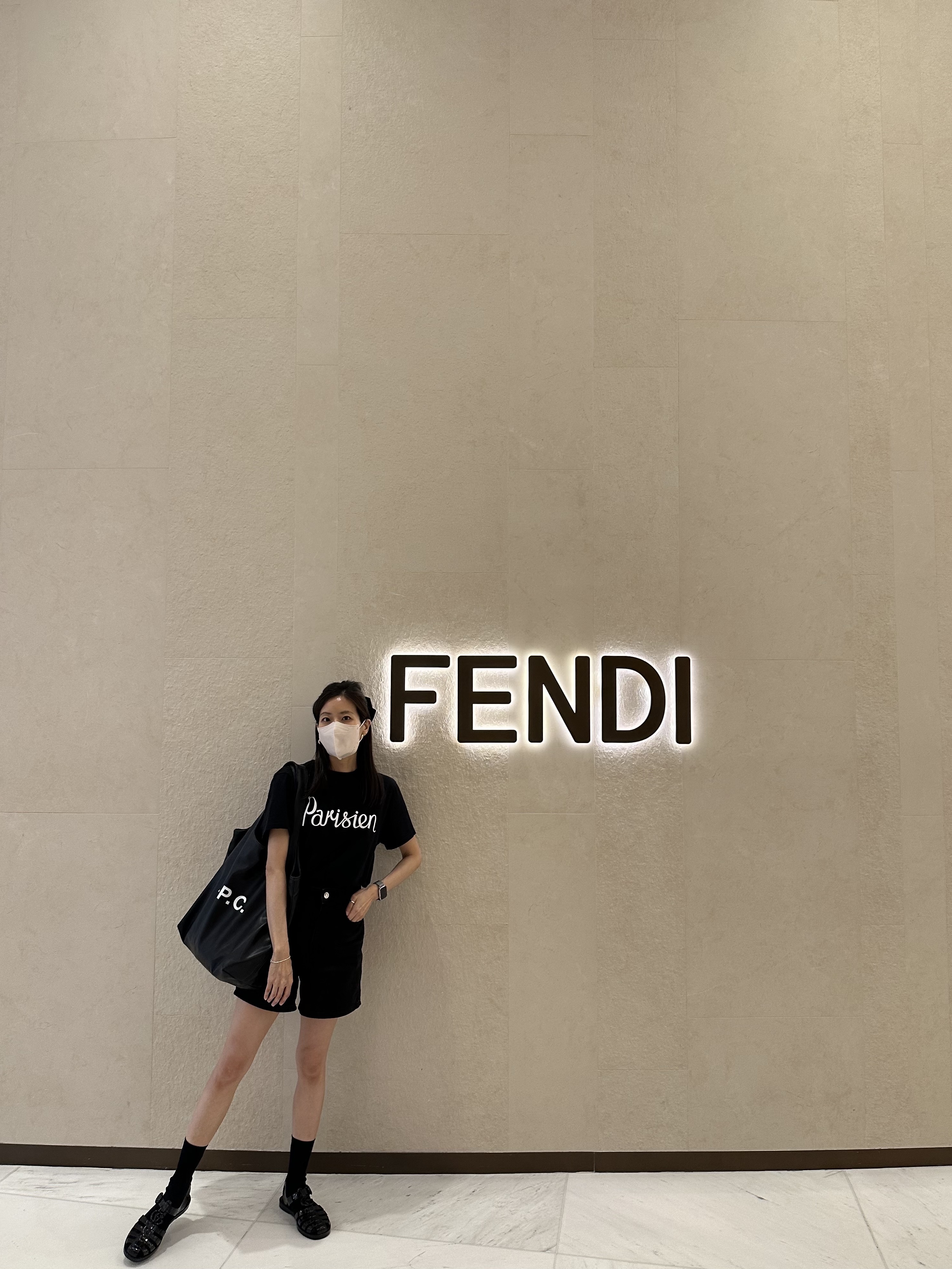 Maison Kitsune Parisien T-Shirt Black, Gucci Double G Sandal Shiny Rubber Black 착용 스타일 - 1