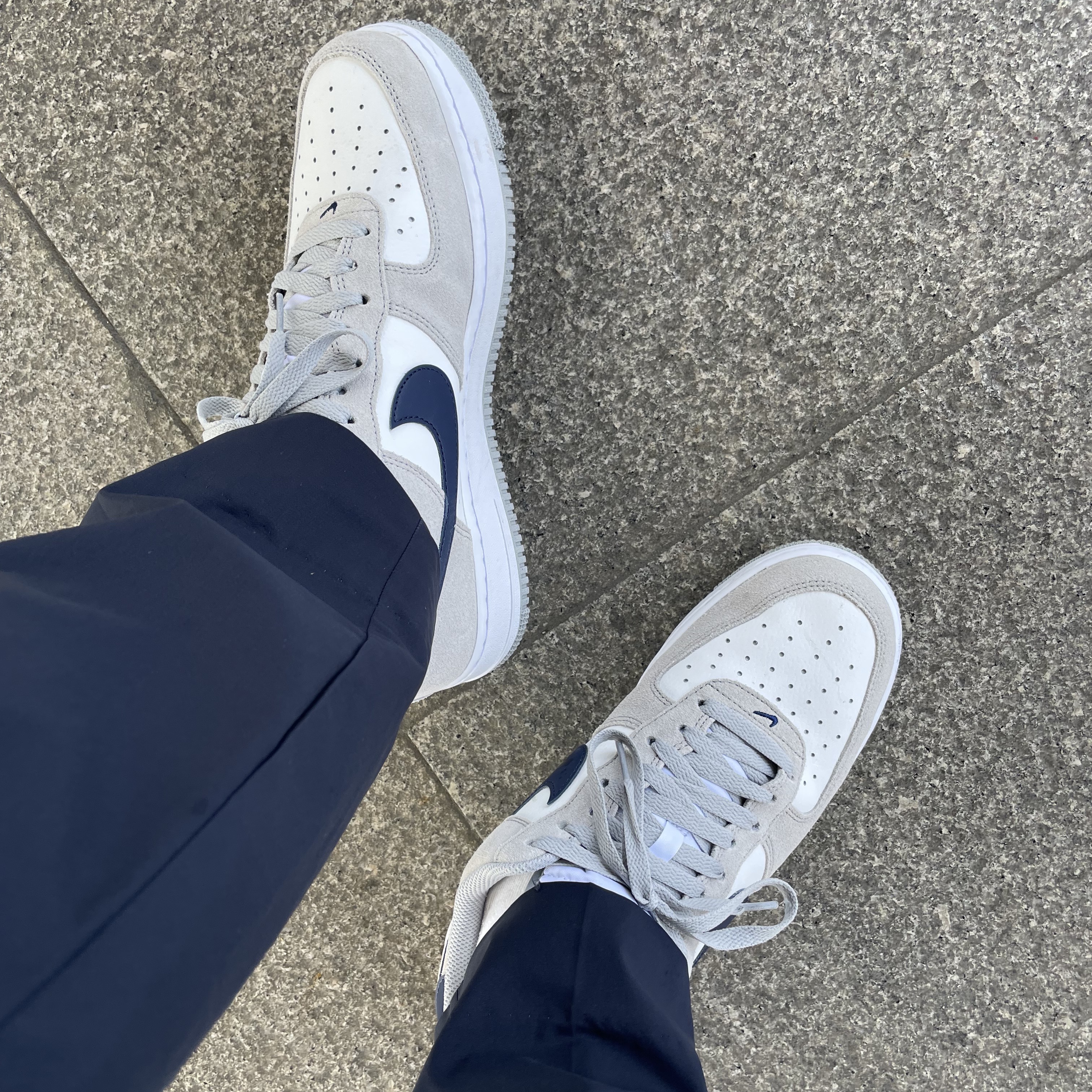 Nike Air Force 1 '07 Light Smoke Grey Midnight Navy 착용 스타일