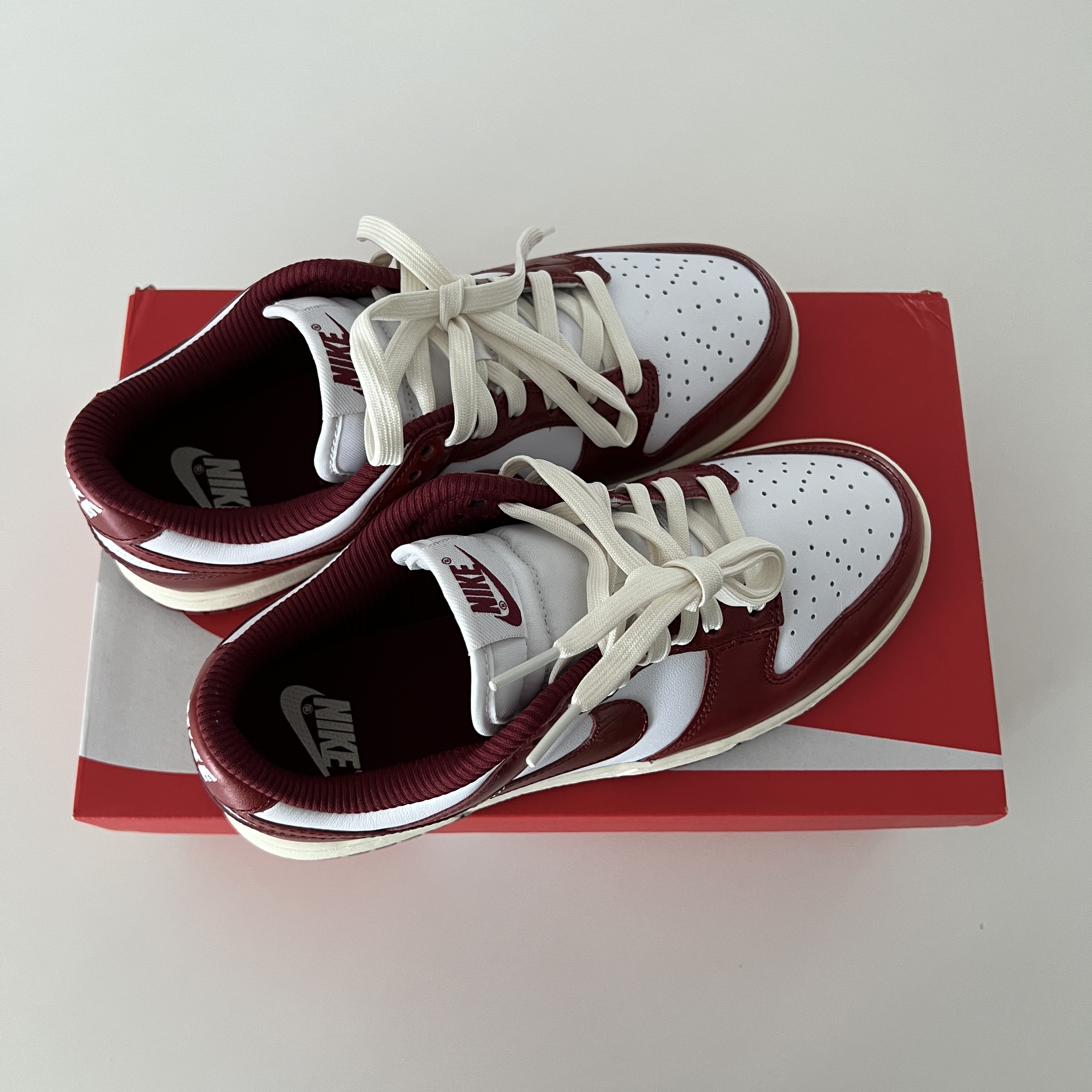 (W) Nike Dunk Low Retro PRM Team Red and White 착용 스타일 - 3